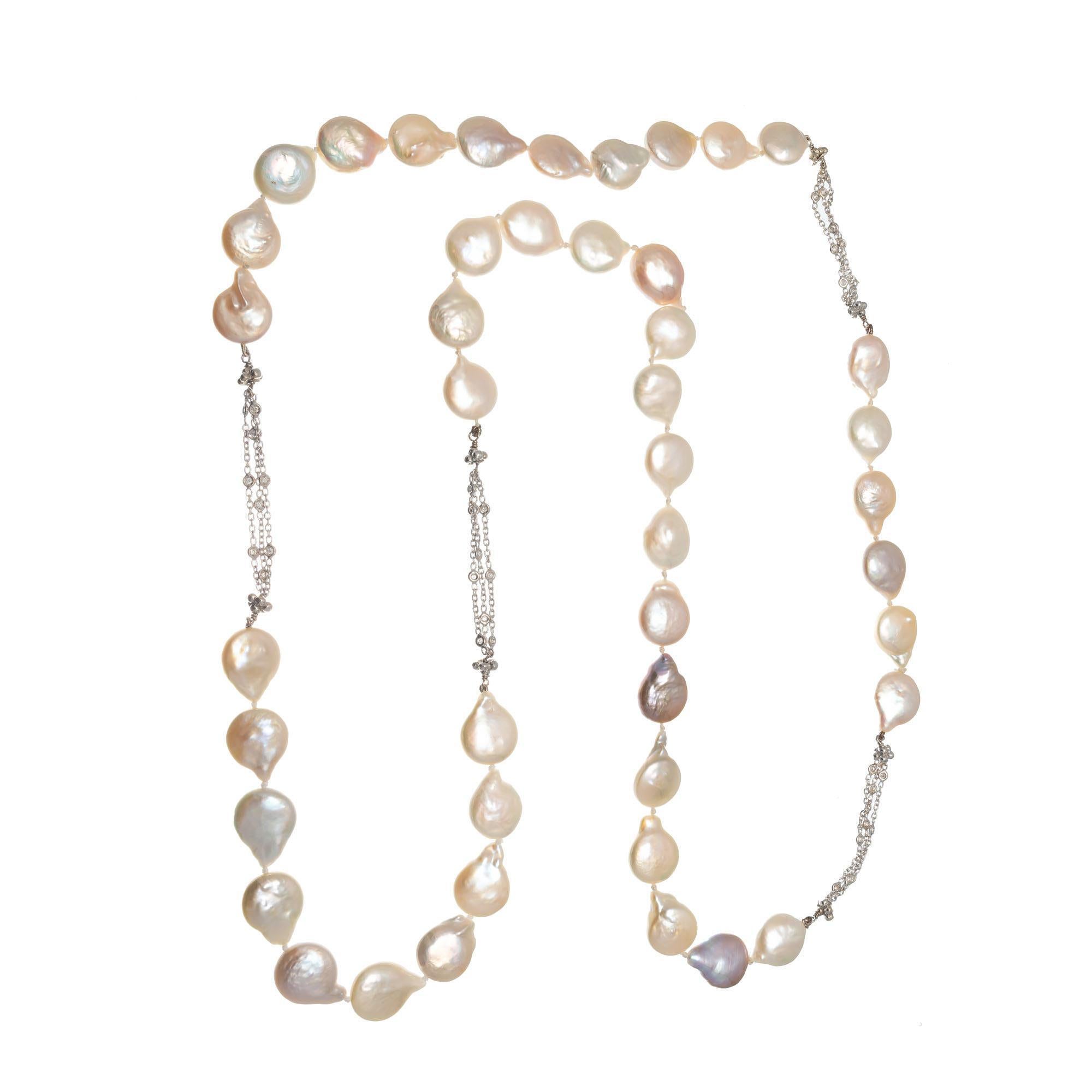 Donna Collana in oro bianco con perle d'acqua dolce coltivate e diamanti da .33 carati in vendita