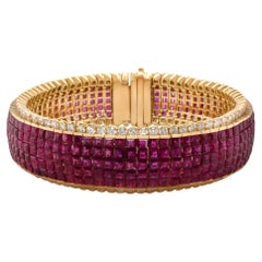 Pulsera Invisible de Rubí de 33 Quilates y Diamante de 4 Quilates en Oro Amarillo de 18 Kilates