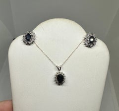 Ensemble boucles d'oreilles et collier pendentif en or blanc 14 carats avec saphirs de 3,3 carats et diamants
