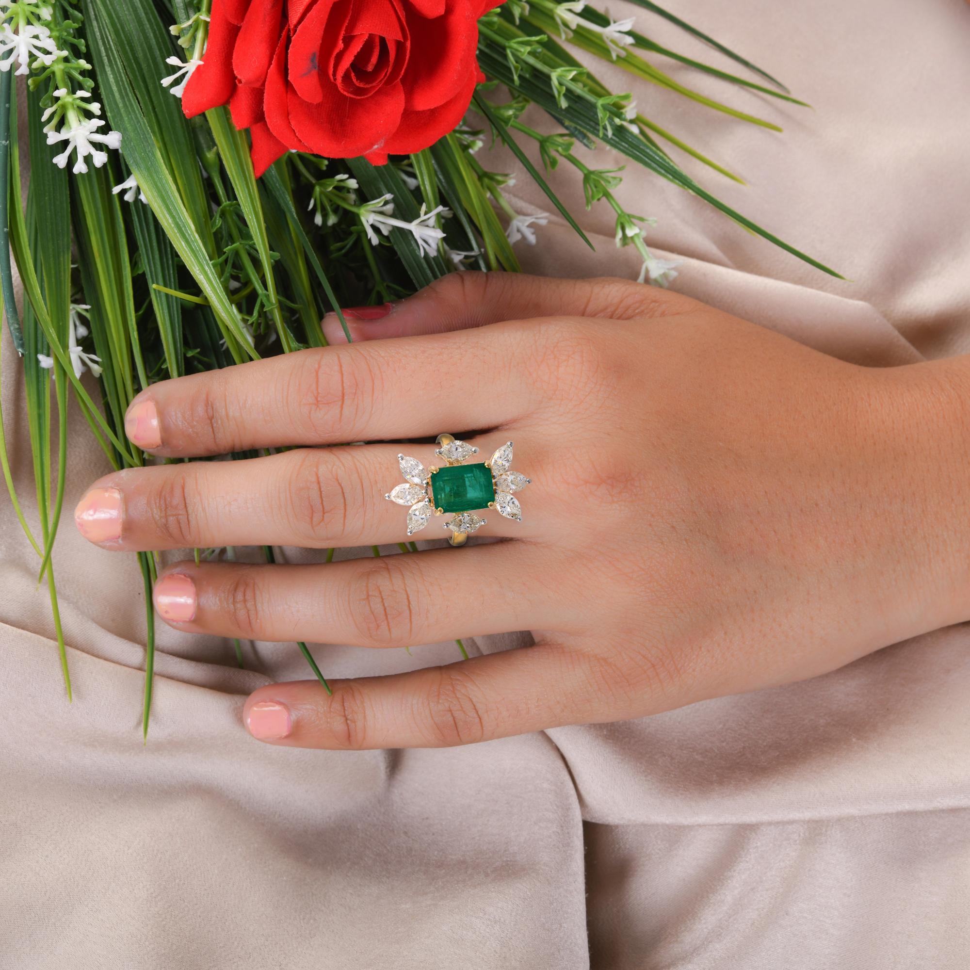 3.3 Carat Zambian Emerald Cocktail Ring 2.5 Ct SI/H Marquise Diamond Yellow Gold en venta 4