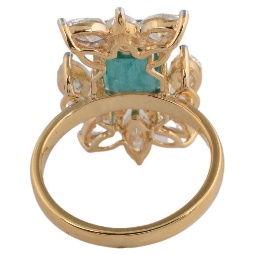 3.3 Carat Zambian Emerald Cocktail Ring 2.5 Ct SI/H Marquise Diamond Yellow Gold Corte esmeralda en venta