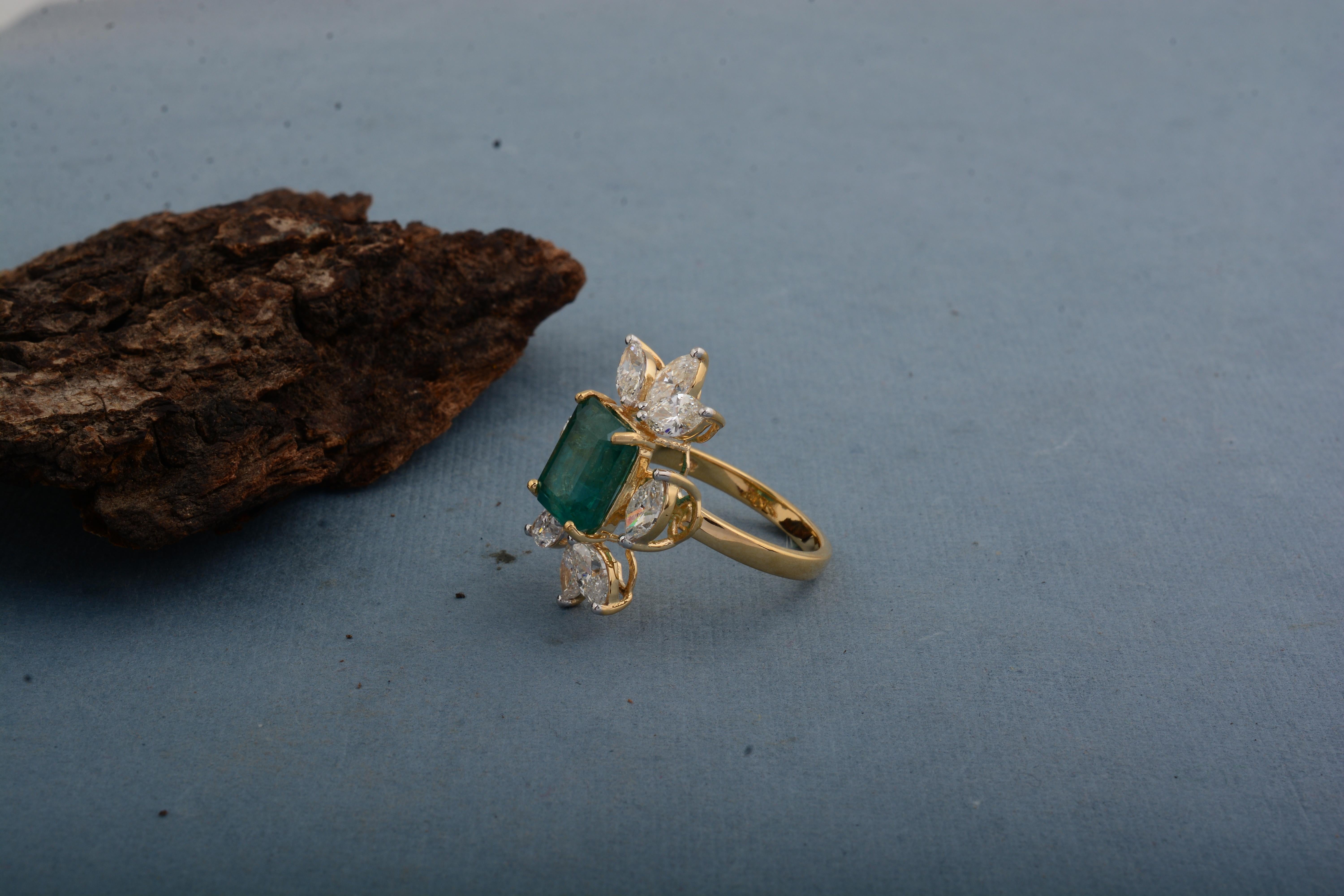 3.3 Carat Zambian Emerald Cocktail Ring 2.5 Ct SI/H Marquise Diamond Yellow Gold en venta 2