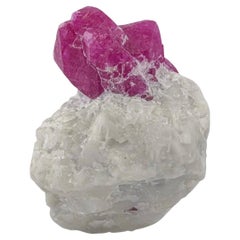 33 Gramm ineinander verschlungene Korund-Rubinkristalle auf Marmor Matrix aus Afghanistan