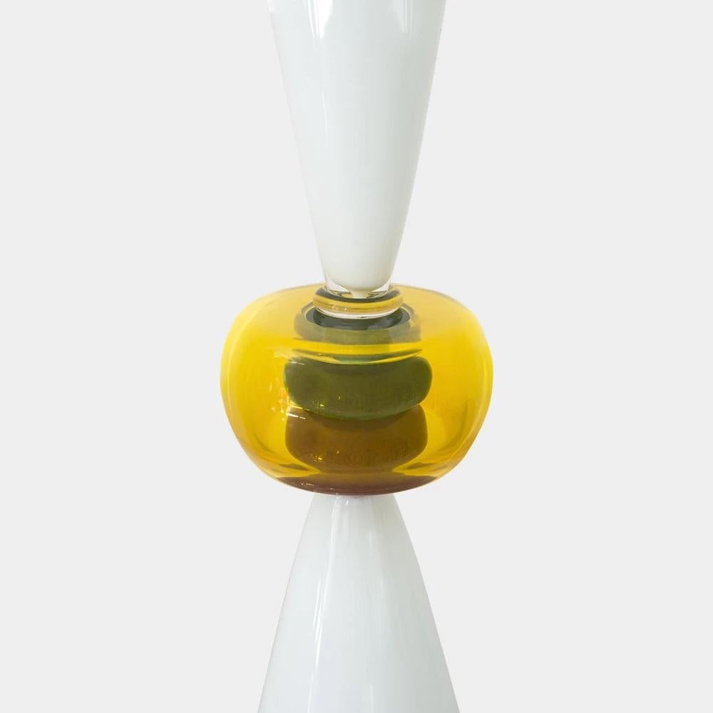 Die Neobule Glasvase wurde ursprünglich 1986 von Ettore Sottsass entworfen. Die Vase ist glasgeblasen und auf dem Sockel signiert. Weitere Informationen finden Sie in den Echtheitsinformationen unten. 

Ettore Sottsass wurde 1917 in Innsbruck