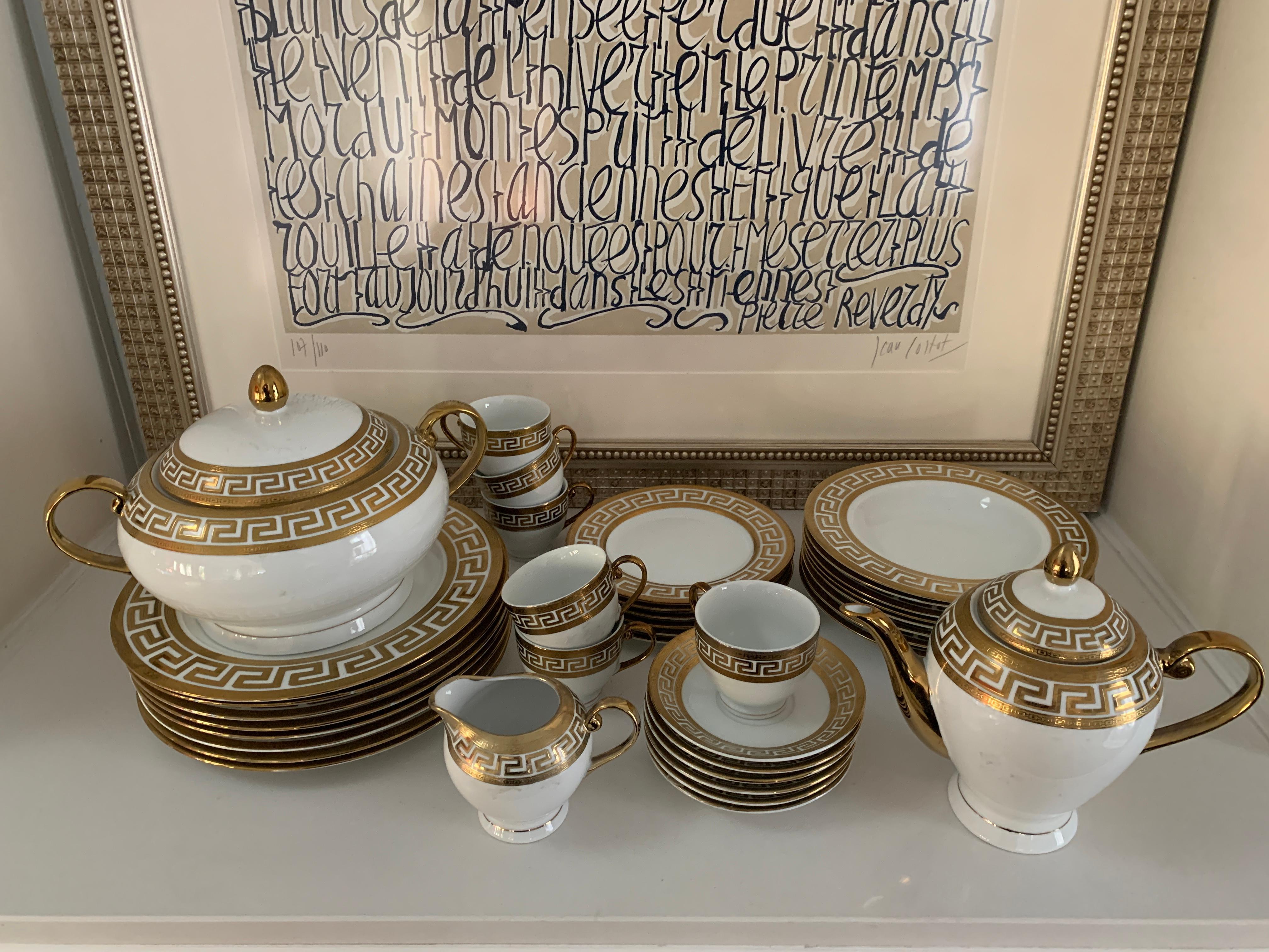 Vajilla de 33 piezas de porcelana alemana y llave griega dorada a la manera de Versace en venta 8