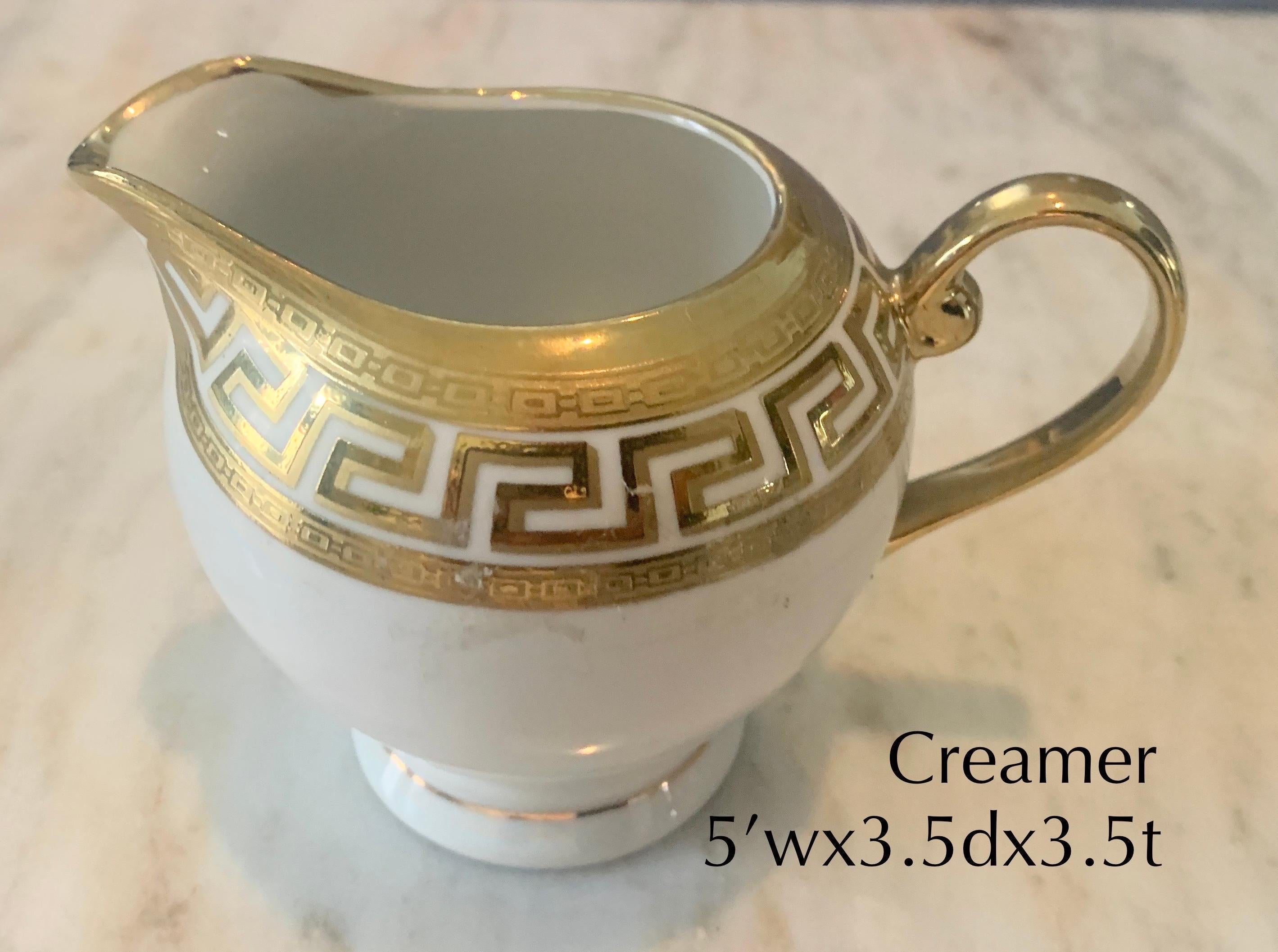 Vajilla de 33 piezas de porcelana alemana y llave griega dorada a la manera de Versace Porcelana en venta