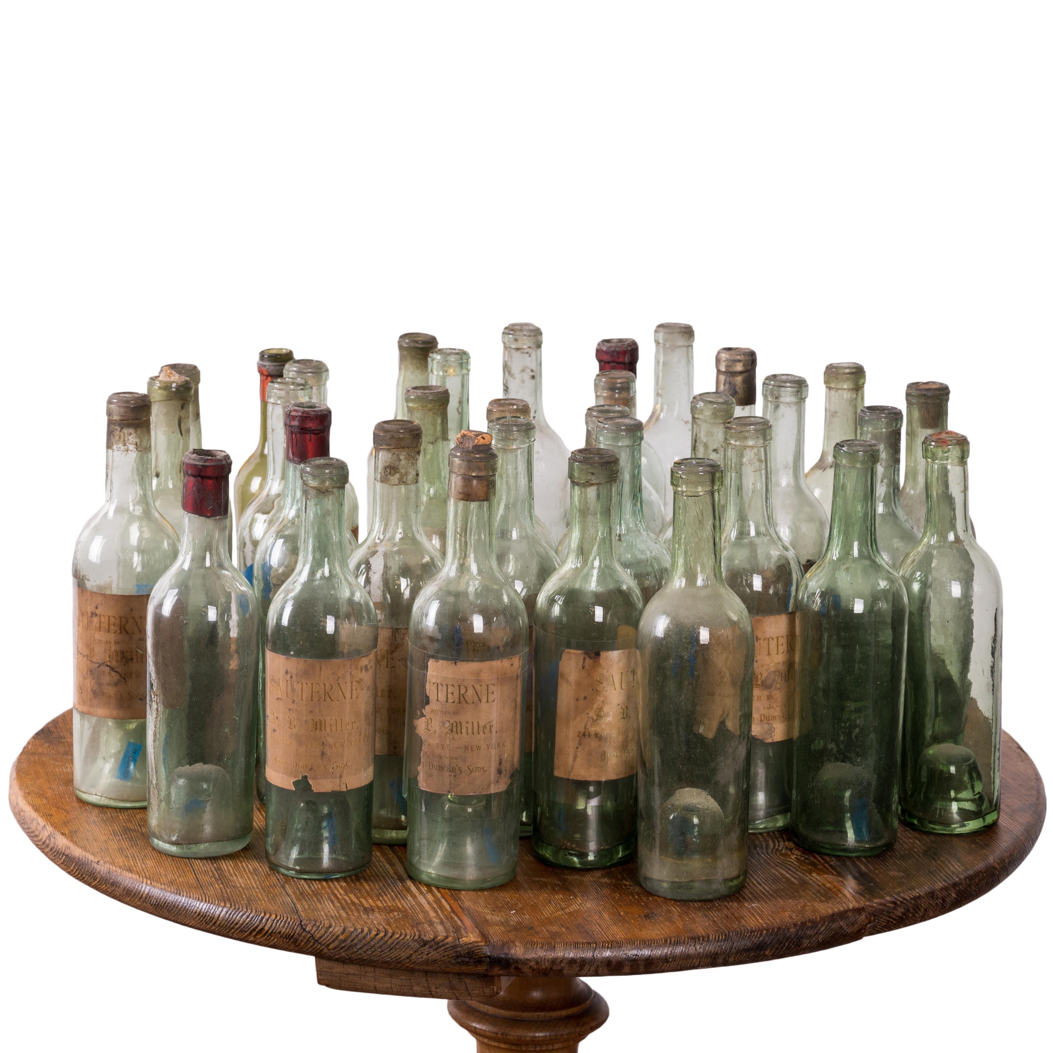 Un lotto di 33 bottiglie di vino Sauterne, circa 1870.
Imbottigliato da I. A. B. A. Miller 241 Fourth Ave - New York per il negozio di generi alimentari John Duncan's Sons.
Queste bottiglie sono state deaccessionate dalla cantina della storica Owen