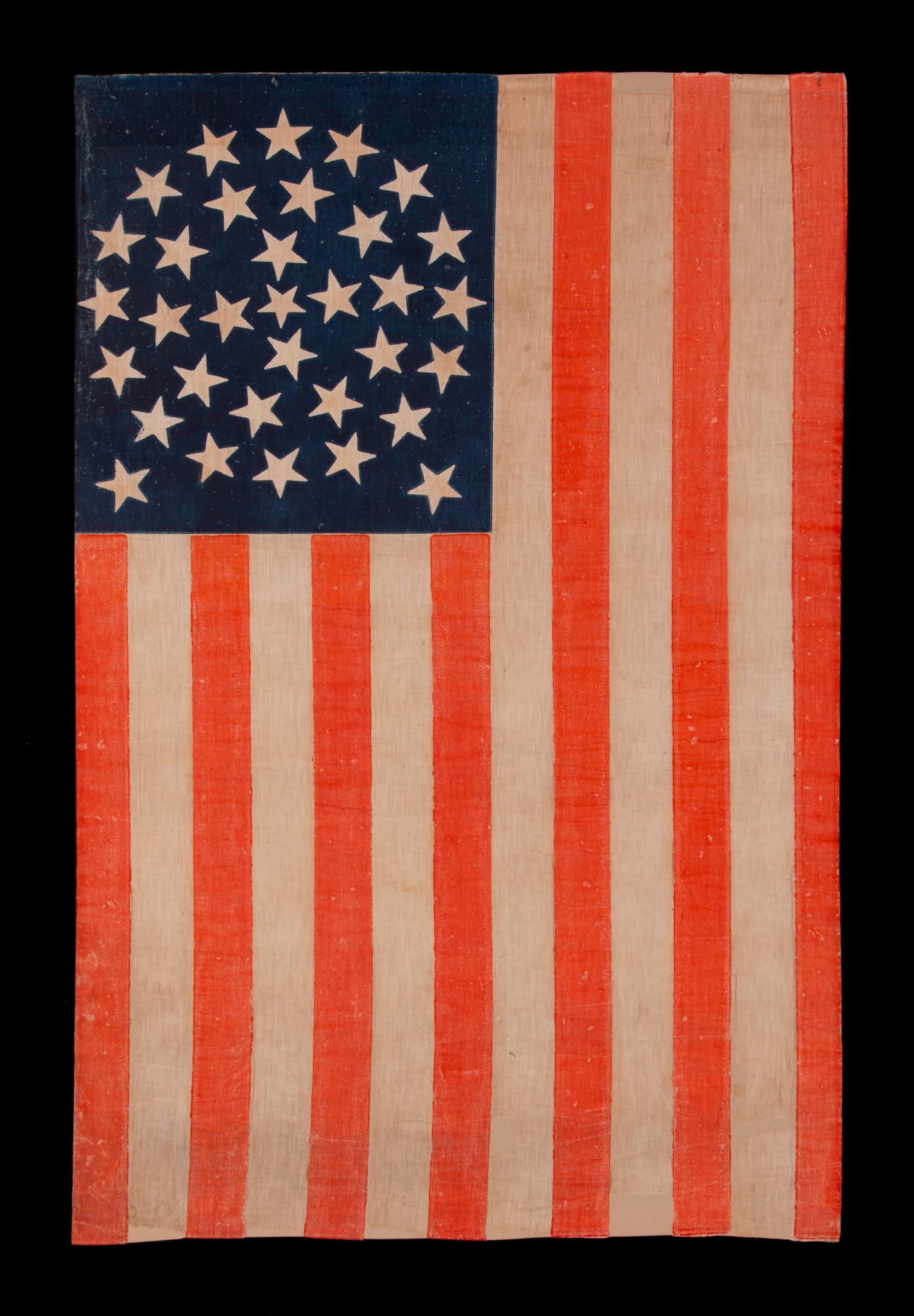 33 ÉTOILES DANS UNE CONFIGURATION DE MÉDAILLON SUR UN DRAPEAU DE PARADE AMÉRICAIN ANTIQUE DE GRANDE TAILLE, UN EXEMPLE EXTRÊMEMENT RARE, L'ÉTAT DE L'OREGON, 1859-1861

Ce drapeau de parade américain à 33 étoiles, imprimé sur un coton grossier et