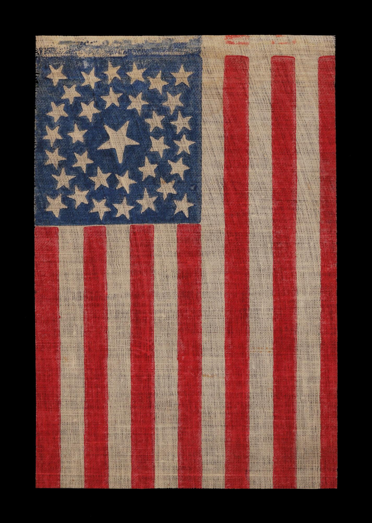 33 ÉTOILES DANS UNE CONFIGURATION À DOUBLE COURONNE, SUR UN ANCIEN DRAPEAU AMÉRICAIN DATANT DE LA PÉRIODE PRÉCÉDANT LA GUERRE CIVILE JUSQU'À L'ANNÉE D'OUVERTURE DE LA GUERRE, REFLÈTENT L'AJOUT DE L'OREGON À L'UNION, 1859-1861.

Drapeau de parade