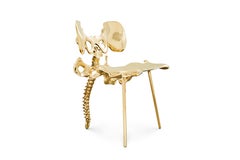 Chaise à 33 marches - Grande chaise en laiton poli en forme d'os par Zhipeng Tan