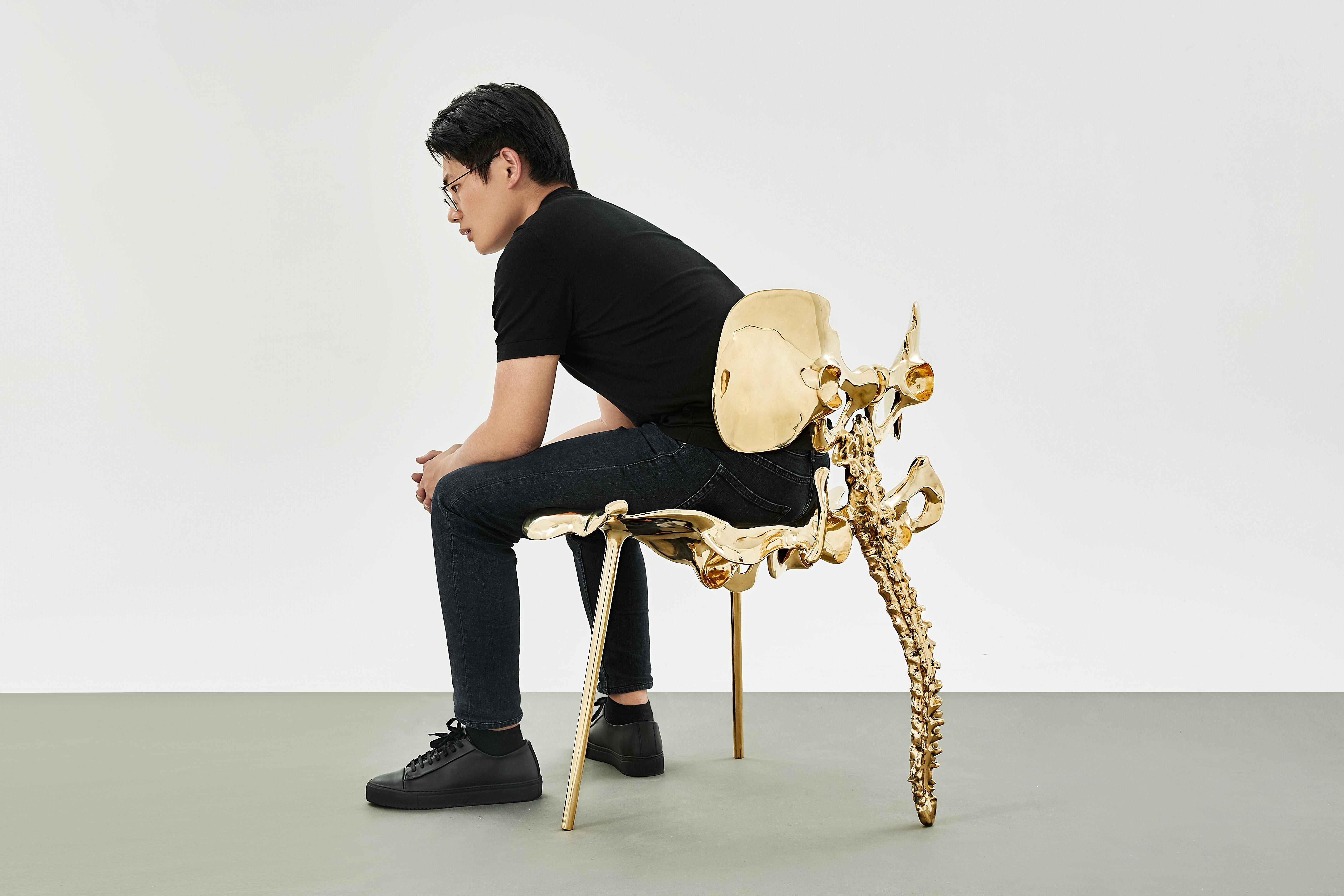 Chaise à 33 marches - Grande chaise en laiton poli en forme d'os par Zhipeng Tan en vente 1