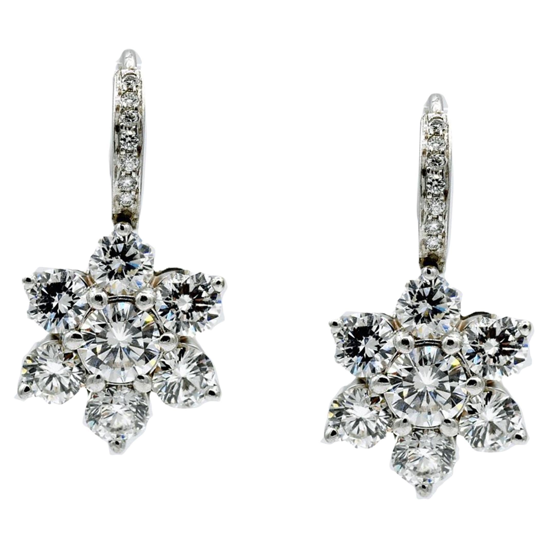 Pendientes con clip de diamantes en racimo de flores de oro blanco de 18 quilates y 3,35 quilates