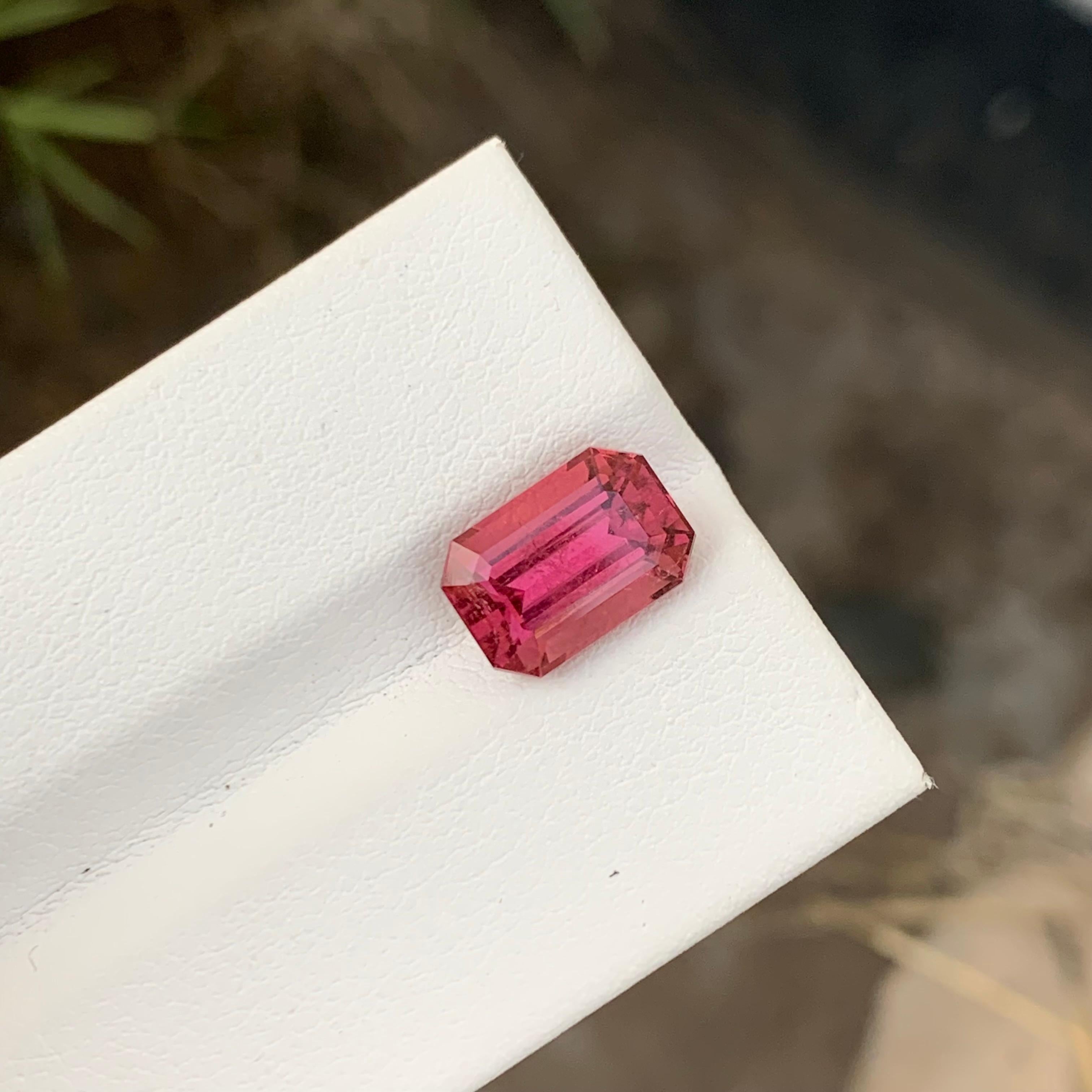 3,30 Karat bezaubernder facettierter Rubellit Turmalin Smaragdform Edelstein für Ring (Smaragdschliff) im Angebot