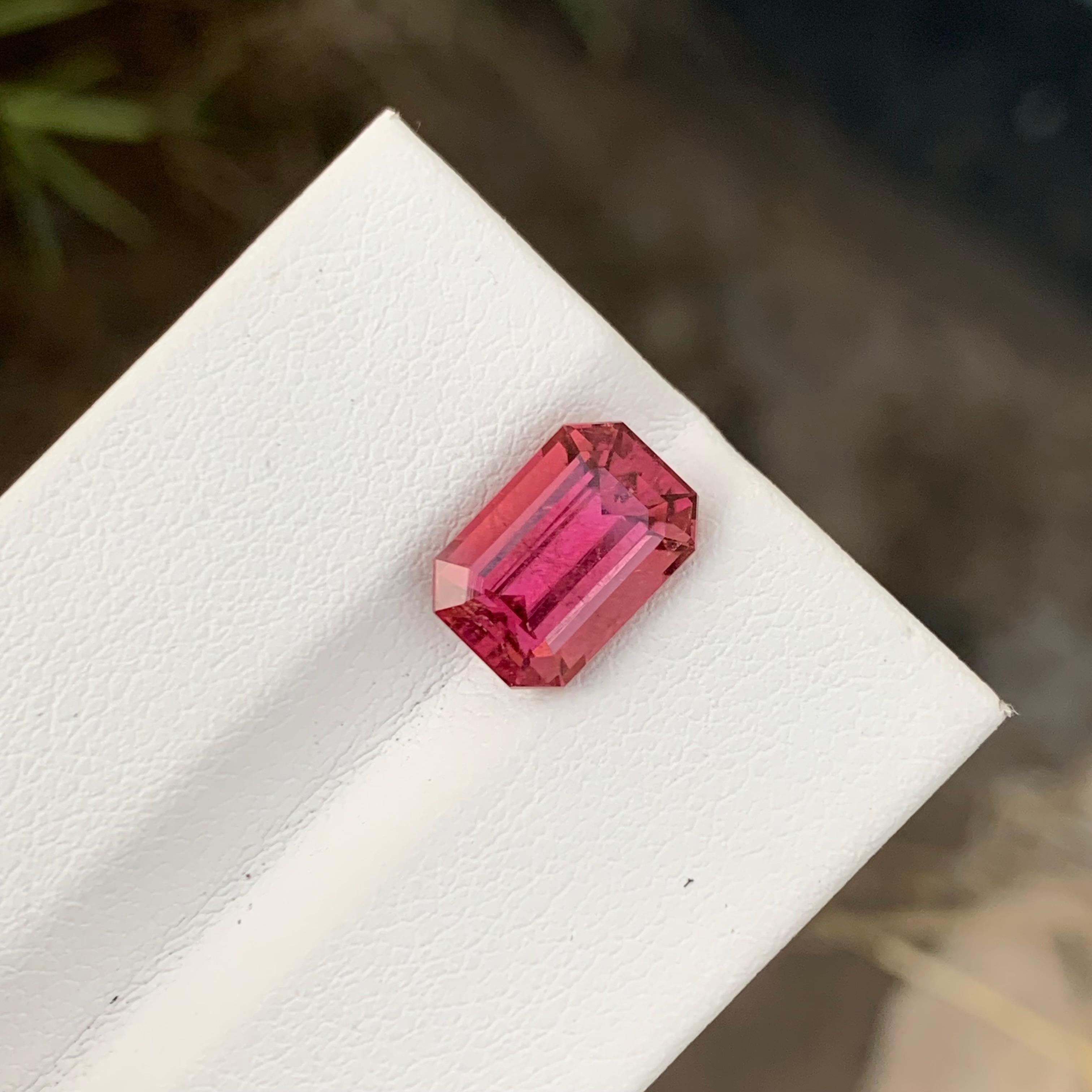 3,30 Karat bezaubernder facettierter Rubellit Turmalin Smaragdform Edelstein für Ring im Zustand „Neu“ im Angebot in Peshawar, PK