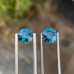 Paire d'adorables topazes bleu profond de Londres de 3,30 carats provenant d'une mine du Brésil