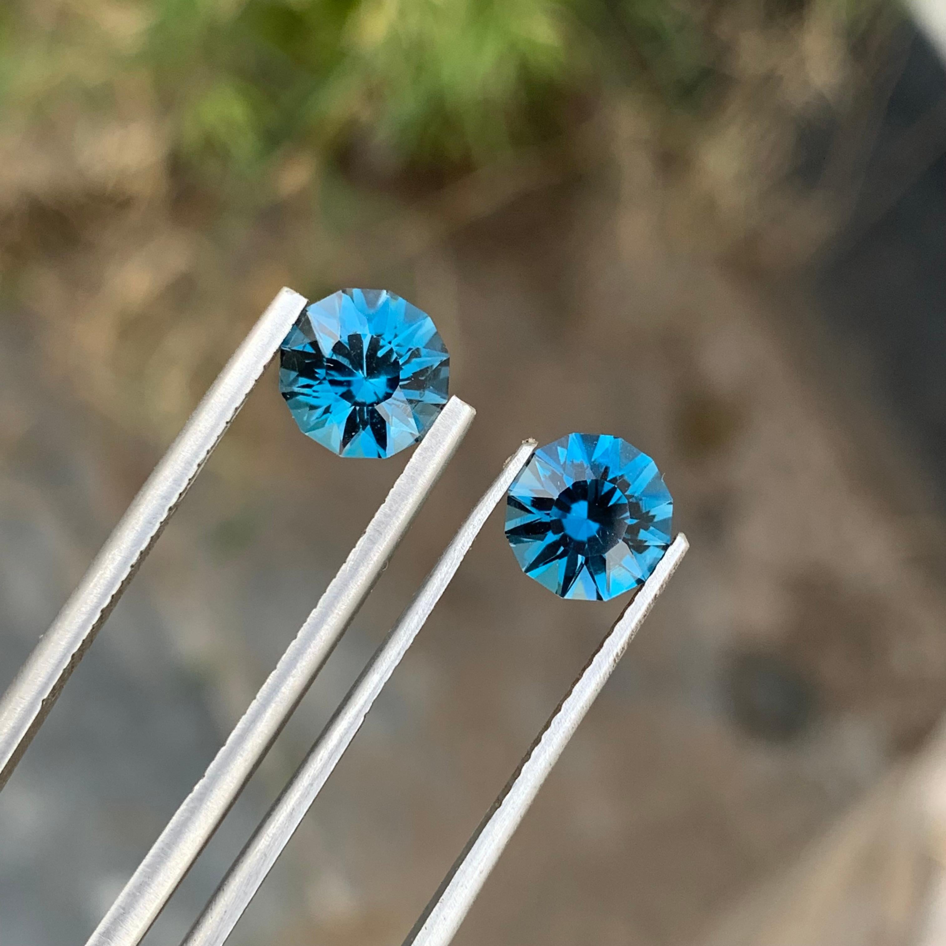 Arts and Crafts 3,30 Carati Adorabile coppia di Topazi Blu di Londra sciolti di colore blu profondo dalla miniera del Brasile in vendita