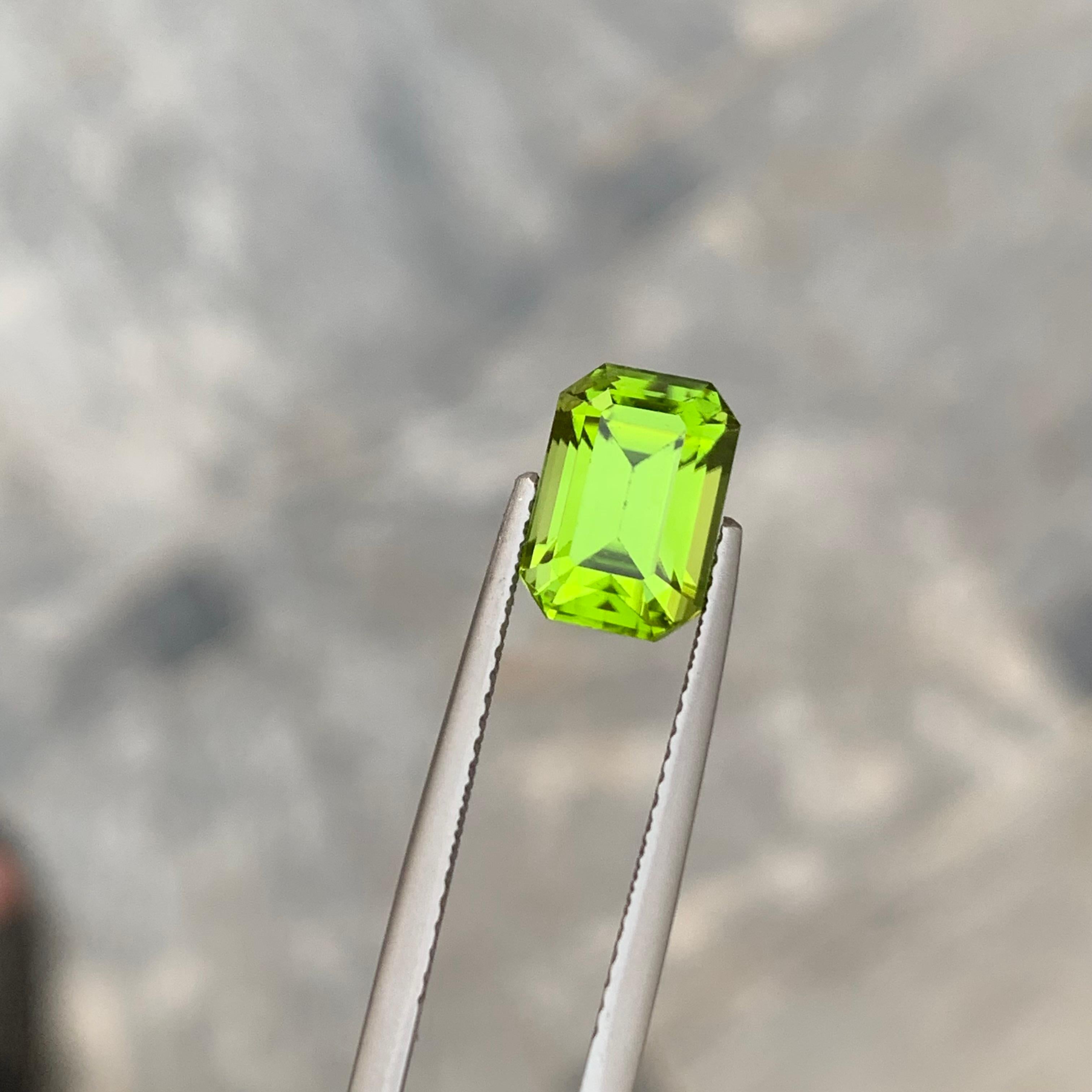 Emerald Cut 3.30 Carat Apple Green Loose Peridot from Pakistan with Emerald Shape For Sale