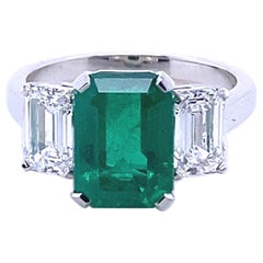 3.30 Karat kolumbianischer Smaragd und Diamant Verlobungsring aus Platin mit drei Steinen