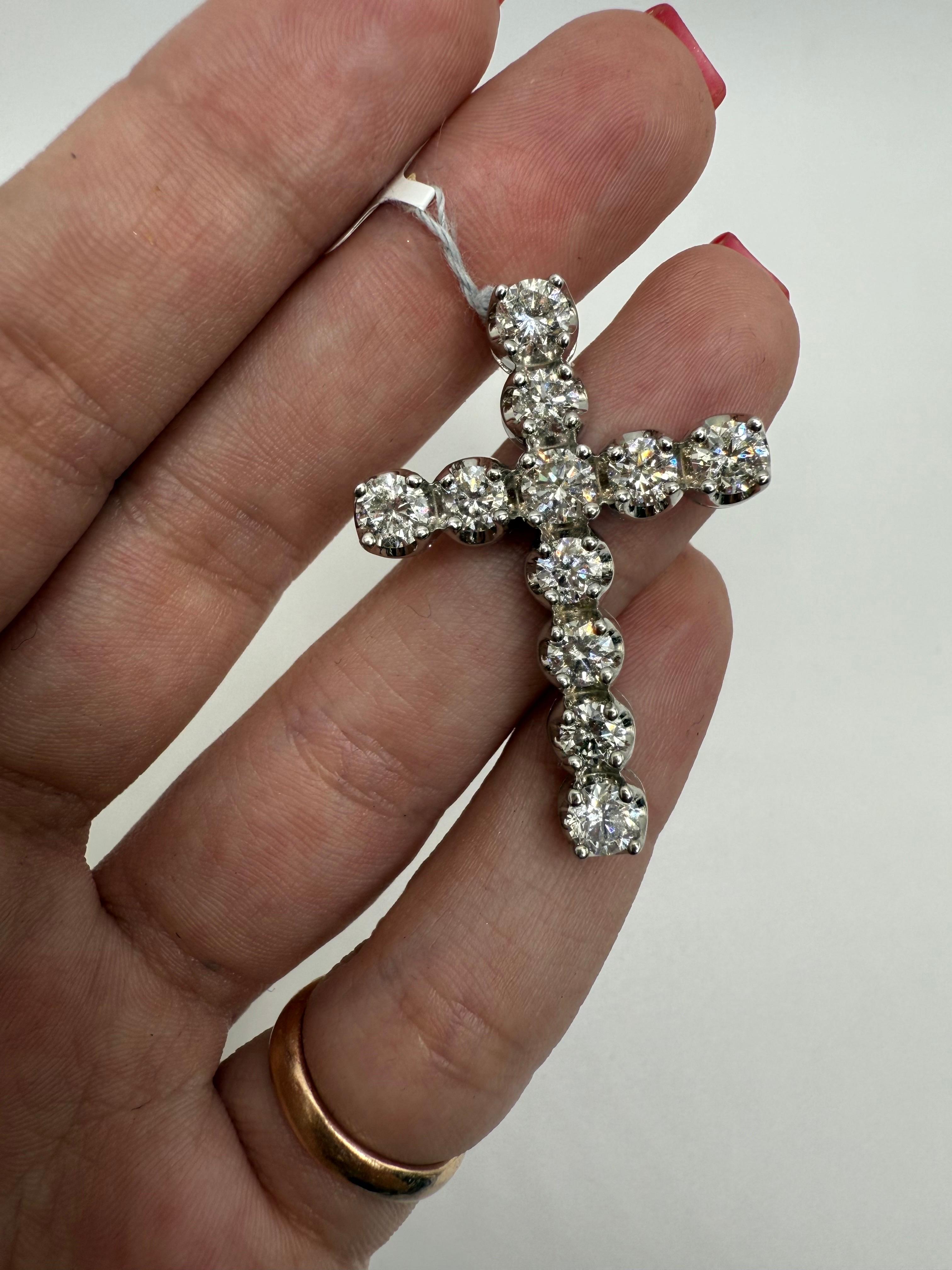 3,30 Karat Diamant-Kreuz-Anhänger (Rundschliff) im Angebot