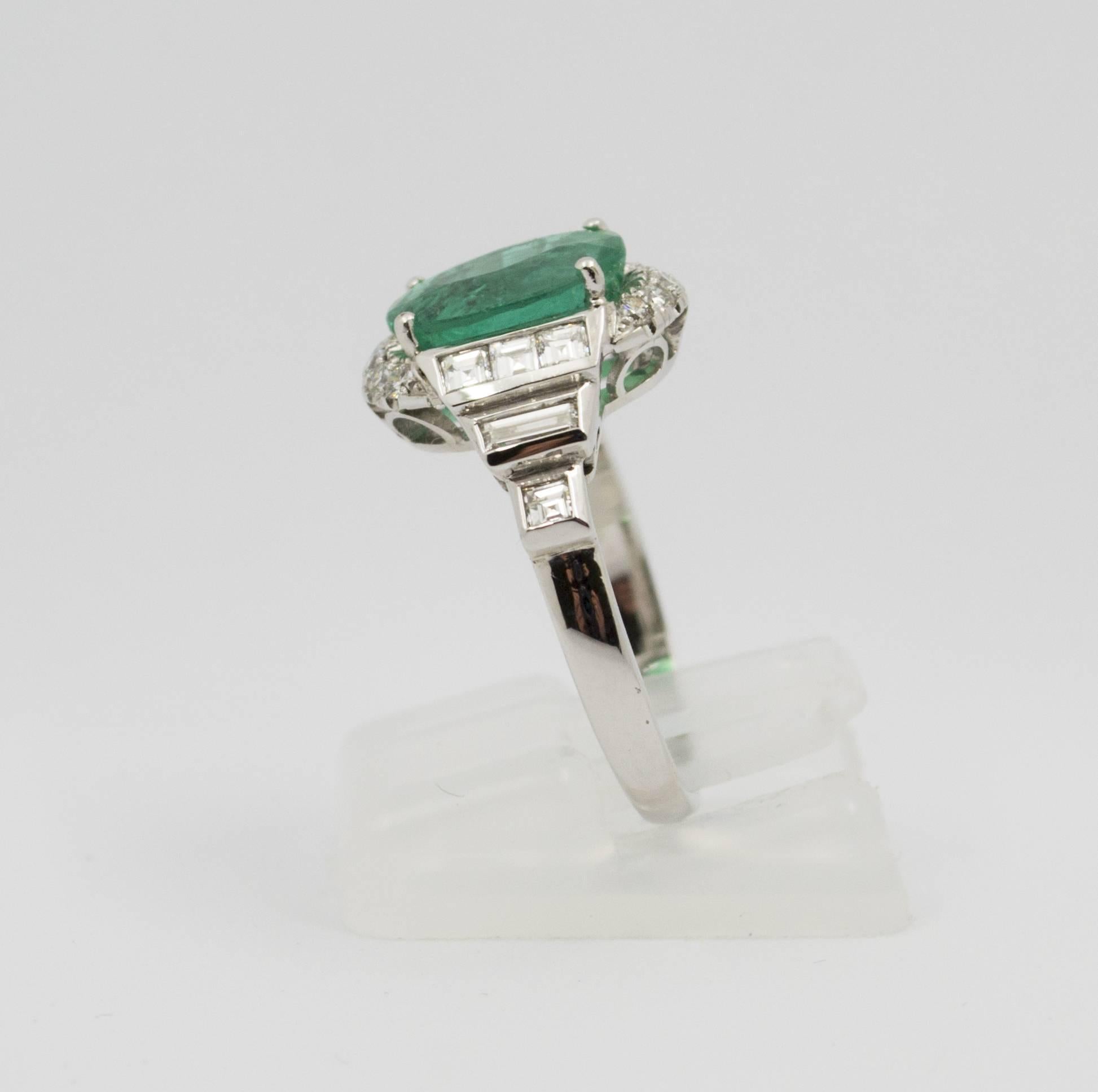3.30 Carat Emerald 0.90 Carat Diamond White Cocktail Ring In New Condition In Naples, IT