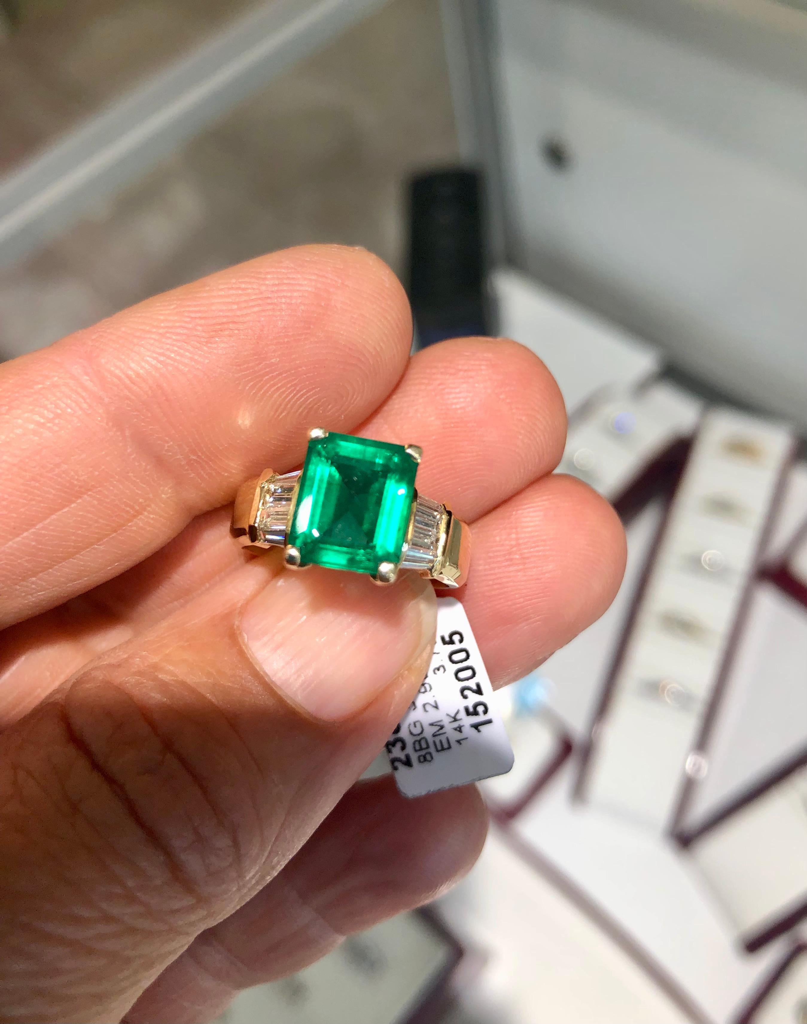  gorgeous showcasing estate ring centering an Intense perfect medium green Emerald-cut Zambian genuine emerald 2.90 Carats. The emerald is very clean. The side diamonds are baguette-cut total of 0.38ct and are color H-SI clarity.
Ring size: 6
14K