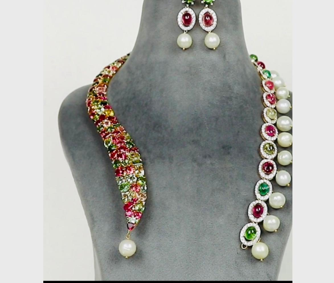330 carat Green Pink Tourmaline Diamond Necklace set three piece
Or 14 kt Environ 70-80 gms 
Diamant 9 carats
Tourmaline 152 carats
Mer du Sud 168 carats
NBSmay202315000
Unique et festif ! 