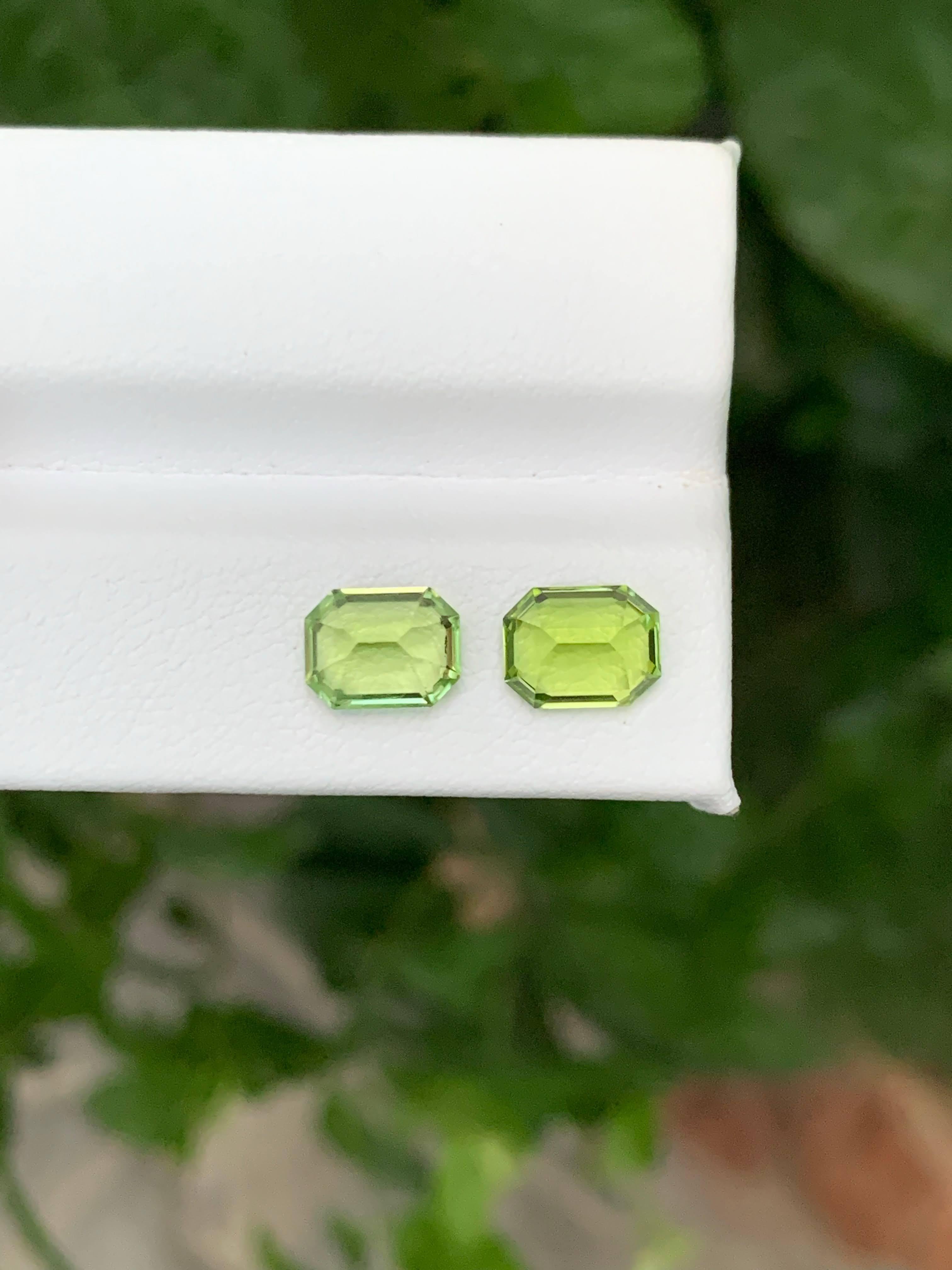 Moderne 3.30 Carat Natural Loose Apple Green Peridot Pair Emerald Cut Pakistani Gemstone (pierre précieuse pakistanaise de taille émeraude) en vente