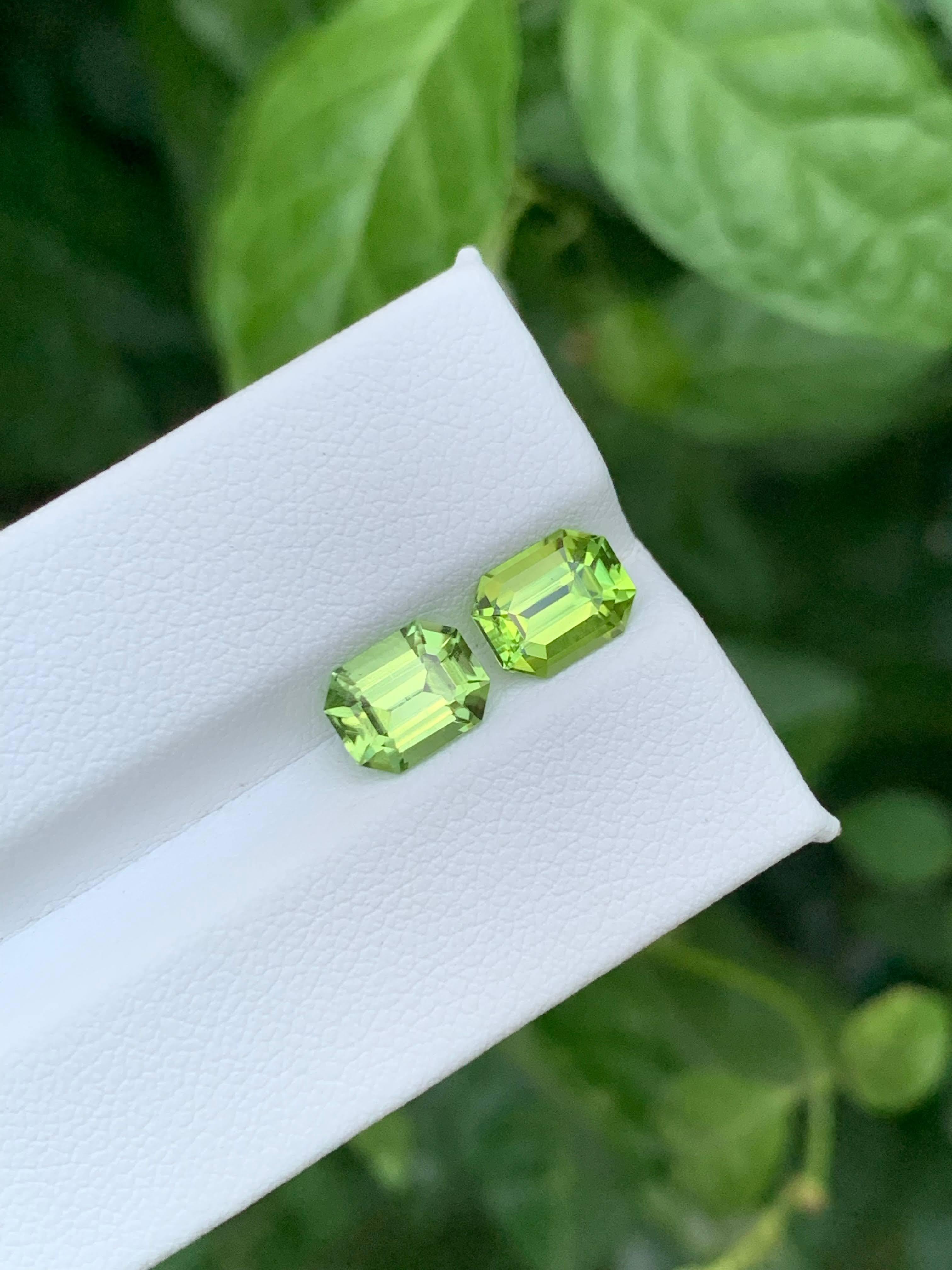 3.30 Carat Natural Loose Apple Green Peridot Pair Emerald Cut Pakistani Gemstone (pierre précieuse pakistanaise de taille émeraude) en vente 3