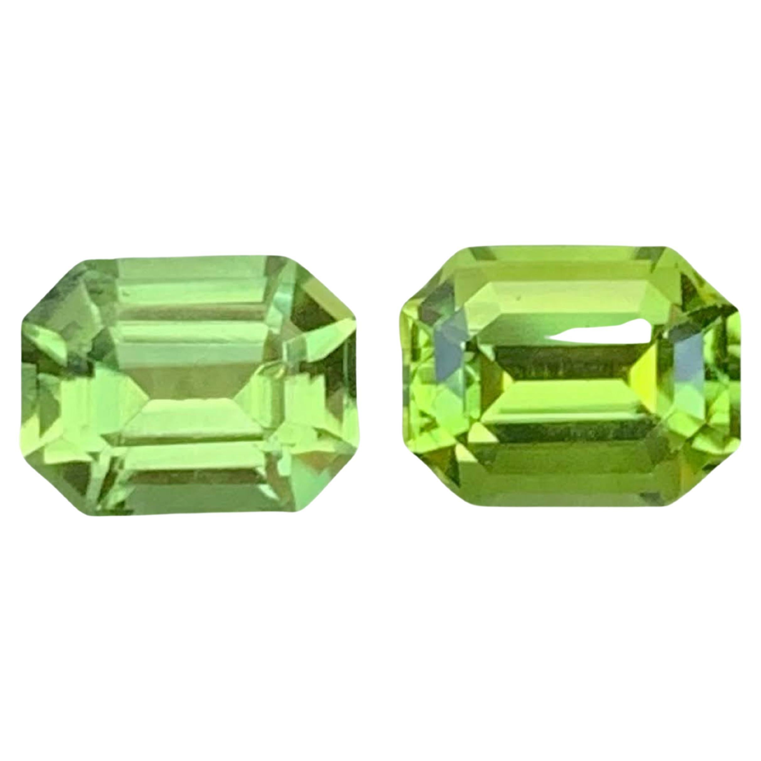 3.30 Carat Natural Loose Apple Green Peridot Pair Emerald Cut Pakistani Gemstone (pierre précieuse pakistanaise de taille émeraude) en vente