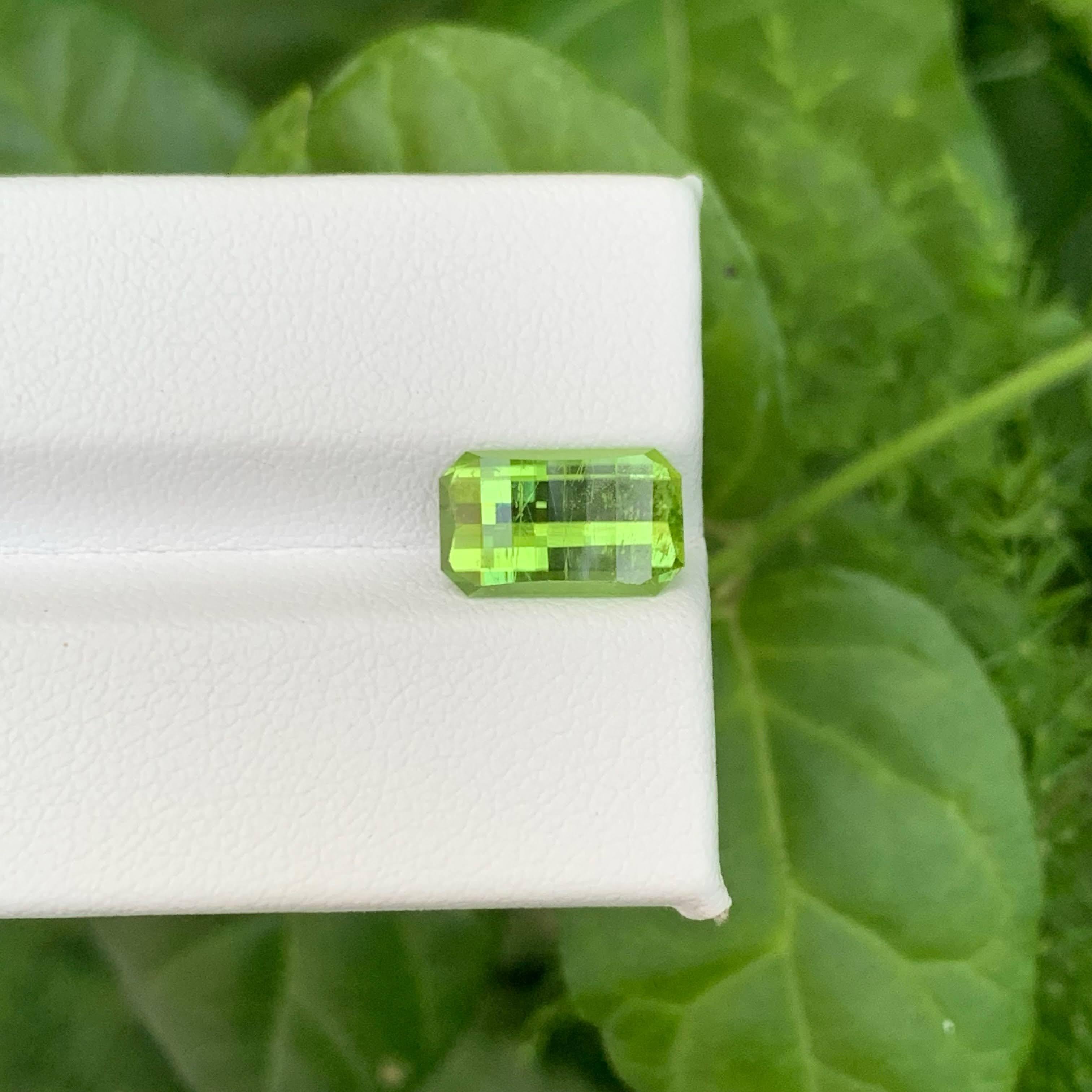 Moderno 3,30 carati di peridoto verde mela sciolto naturale Pixel Bar Cut Gemma pakistana in vendita
