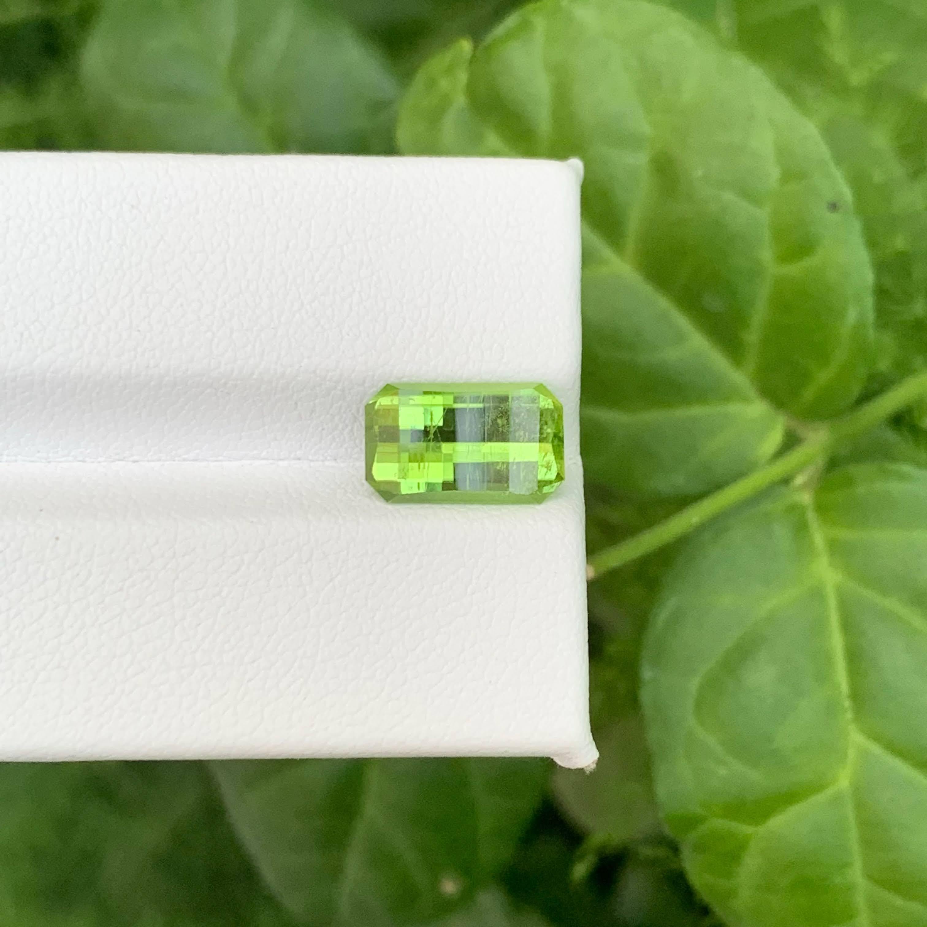 3,30 carati di peridoto verde mela sciolto naturale Pixel Bar Cut Gemma pakistana In condizioni Nuovo in vendita a Bangkok, TH