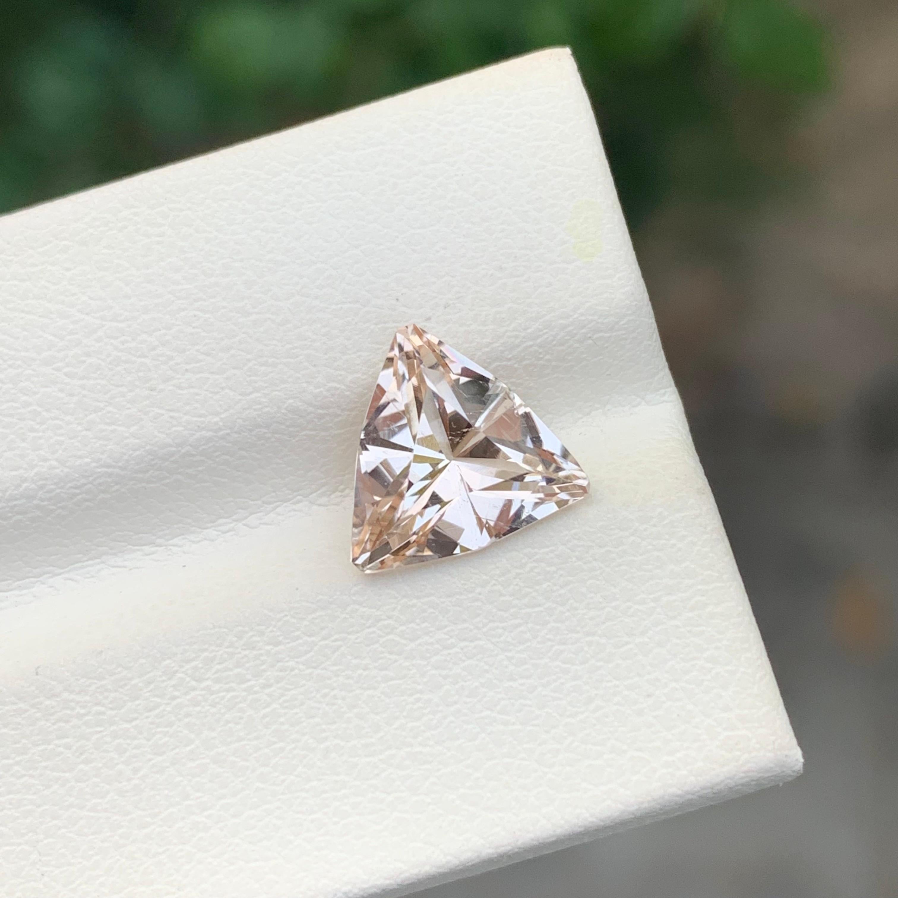 3.30 Carat Natural Loose Golden Topaz Trillion Shape Gemstone In New Condition For Sale In Peshawar, PK
