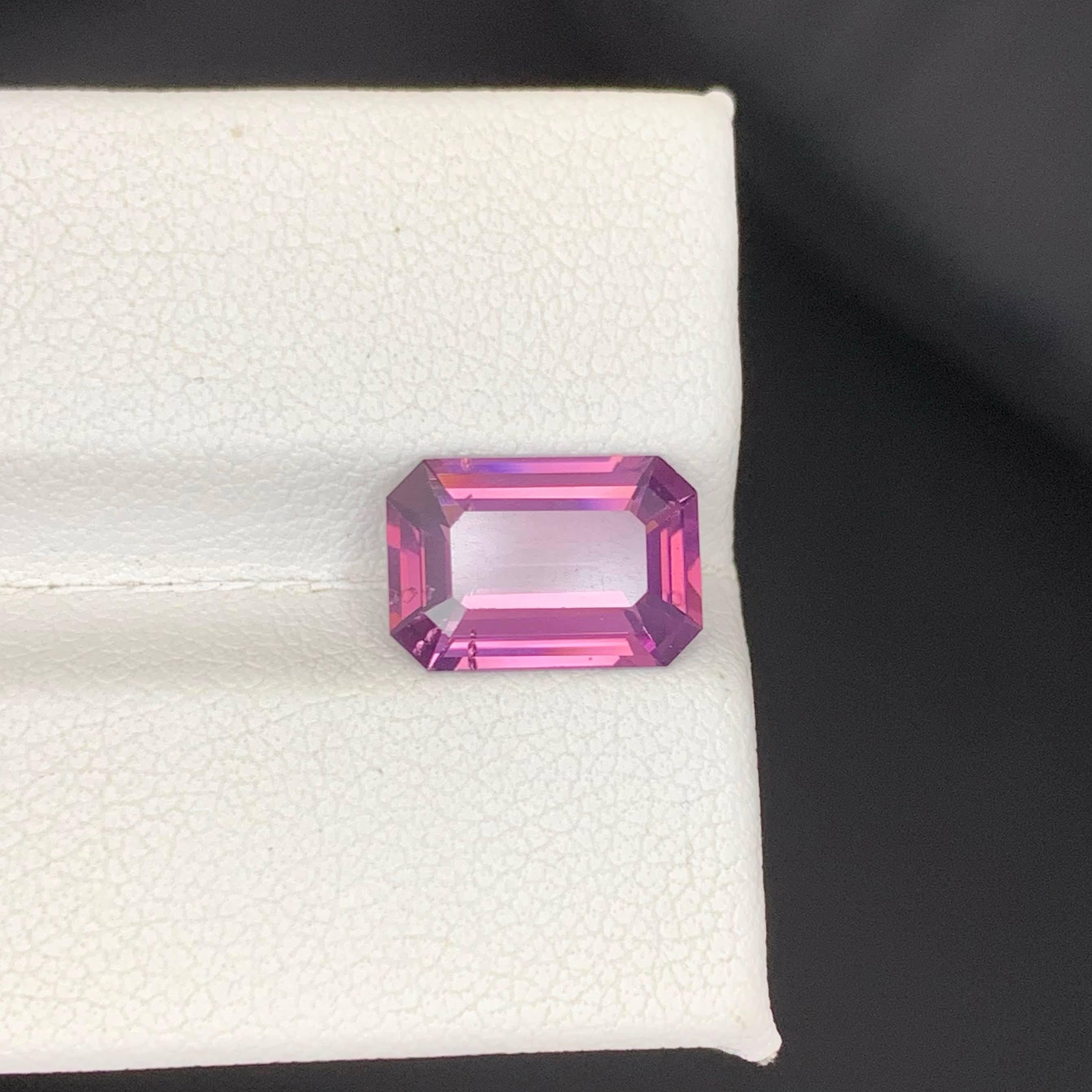 Gewicht 3,30 Karat 
Abmessungen 10,9x7,5x4,3 mm
Behandlung Keine 
Herkunft Birmanisch 
Klarheit VVS 
Form Schliff Smaragd 




Dieser 3,30 Karat schwere, lose, purpurfarbene Spinell zeigt eine elegante Mischung aus violetten und rosa-violetten