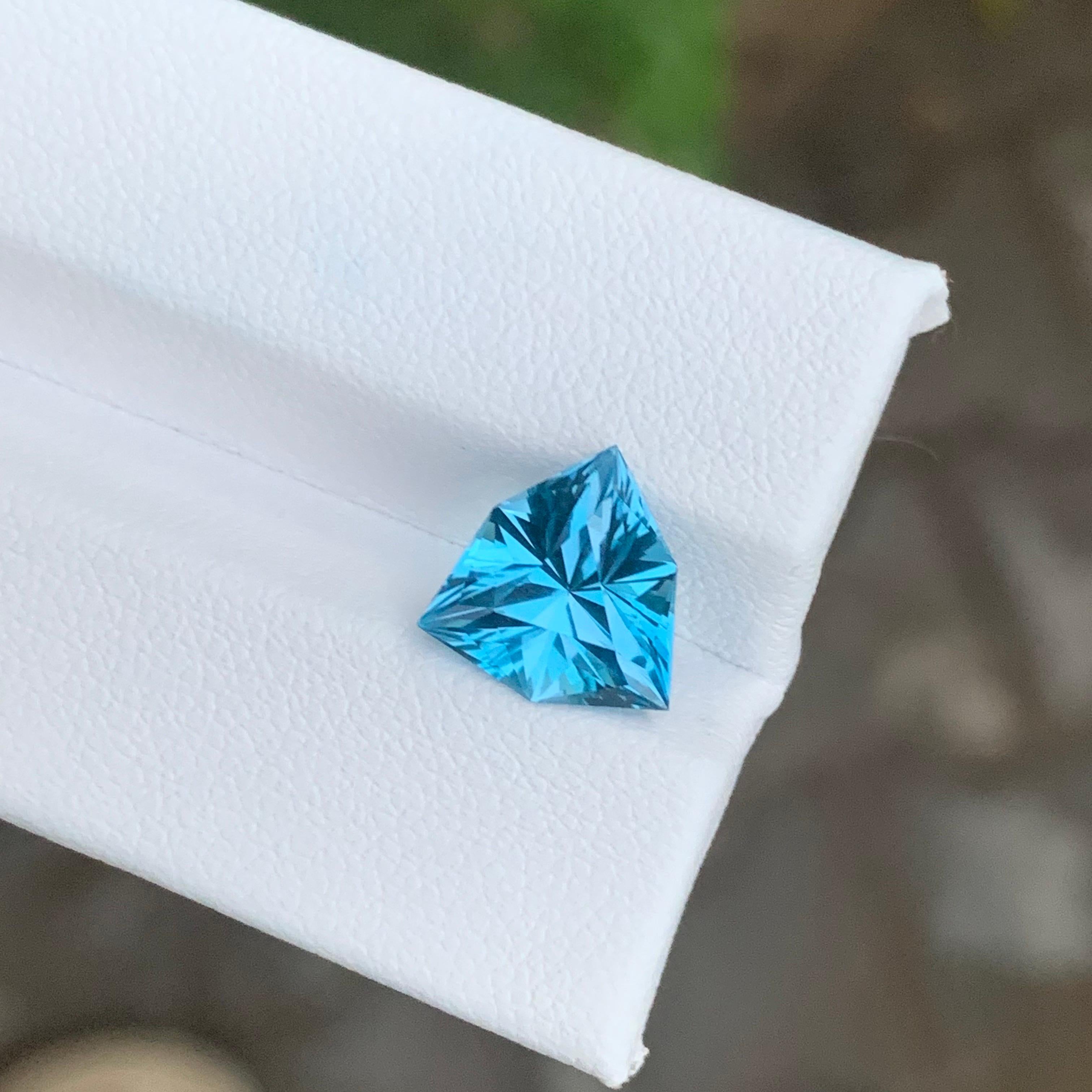 Gema suelta de 3,30 quilates en forma de escudo de topacio azul celeste natural en venta 1