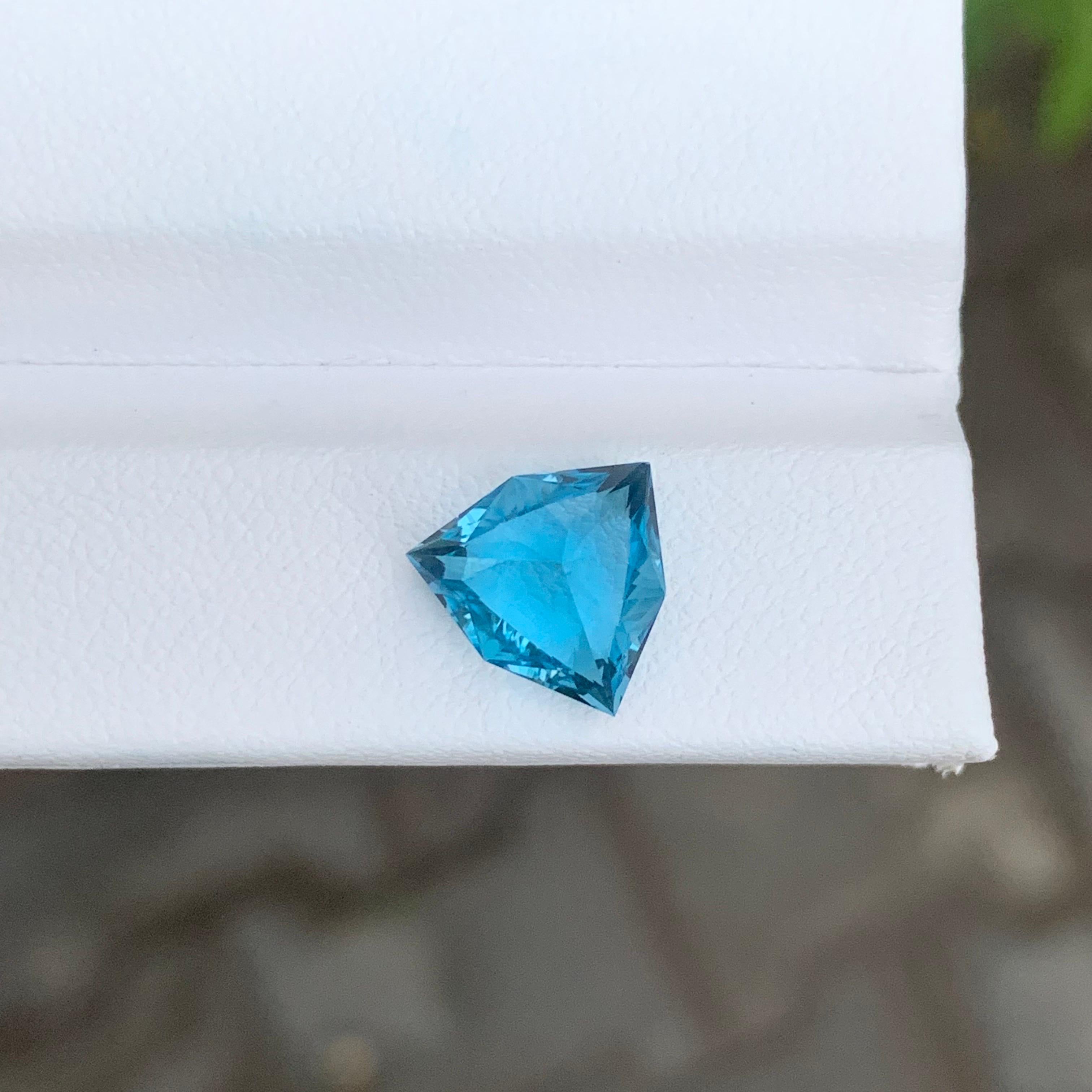Gema suelta de 3,30 quilates en forma de escudo de topacio azul celeste natural en venta 2