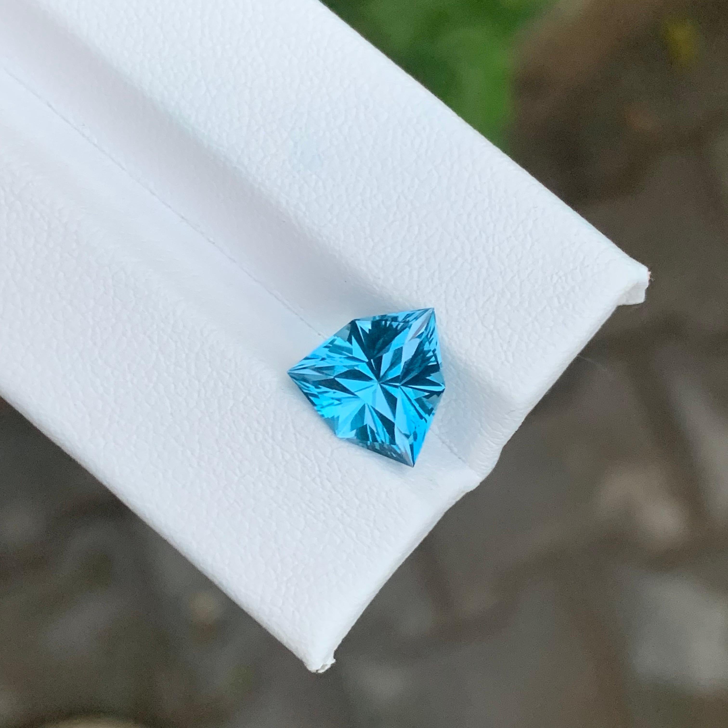 Gema suelta de 3,30 quilates en forma de escudo de topacio azul celeste natural en venta 3