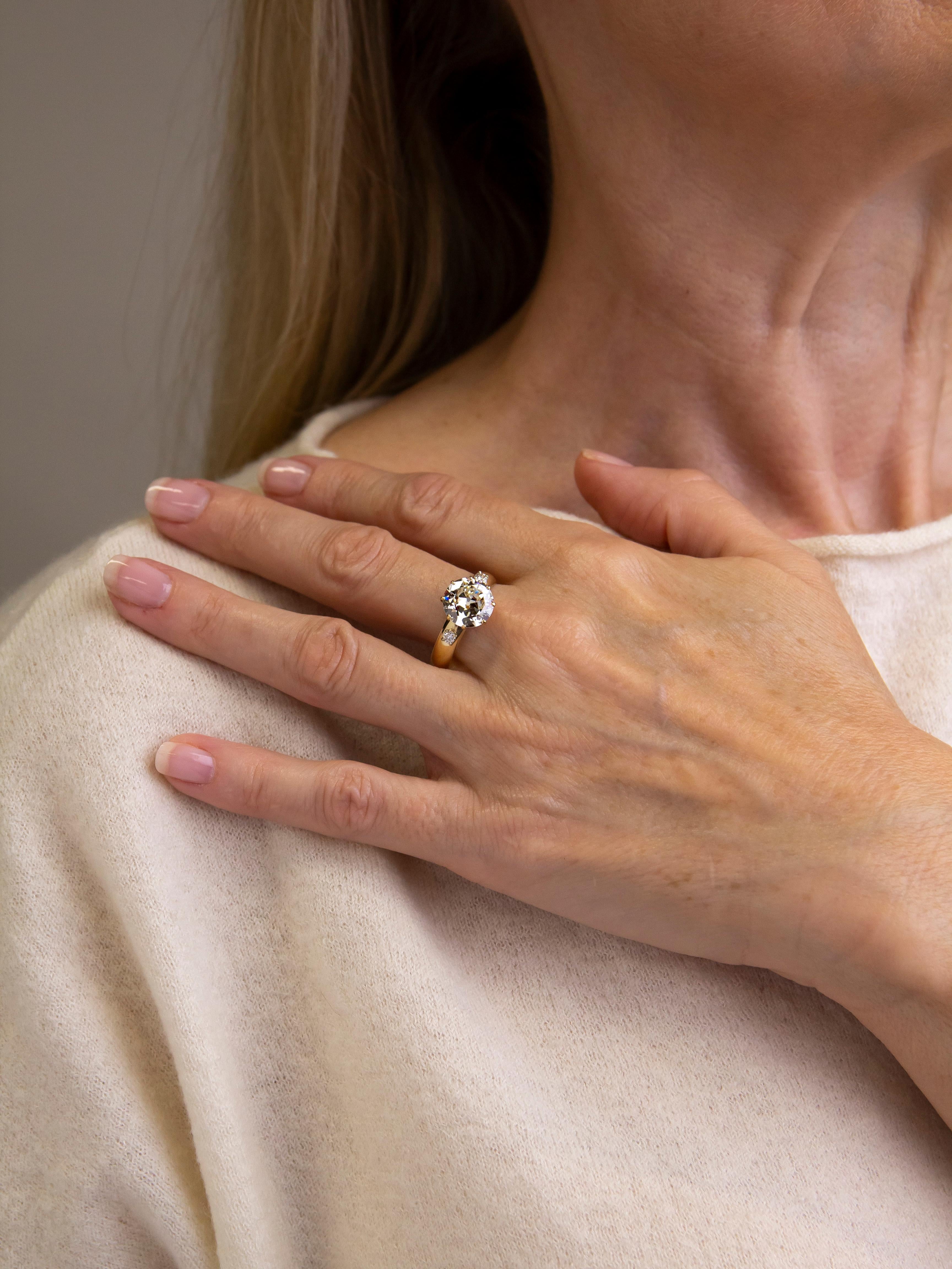 Nous aimons les gros diamants de taille européenne, et cette bague est sertie d'un exemple exceptionnel. La monture contemporaine a été réalisée en or jaune 14 carats et sertie au centre d'un diamant de taille européenne ancienne de 3,30 carats, de