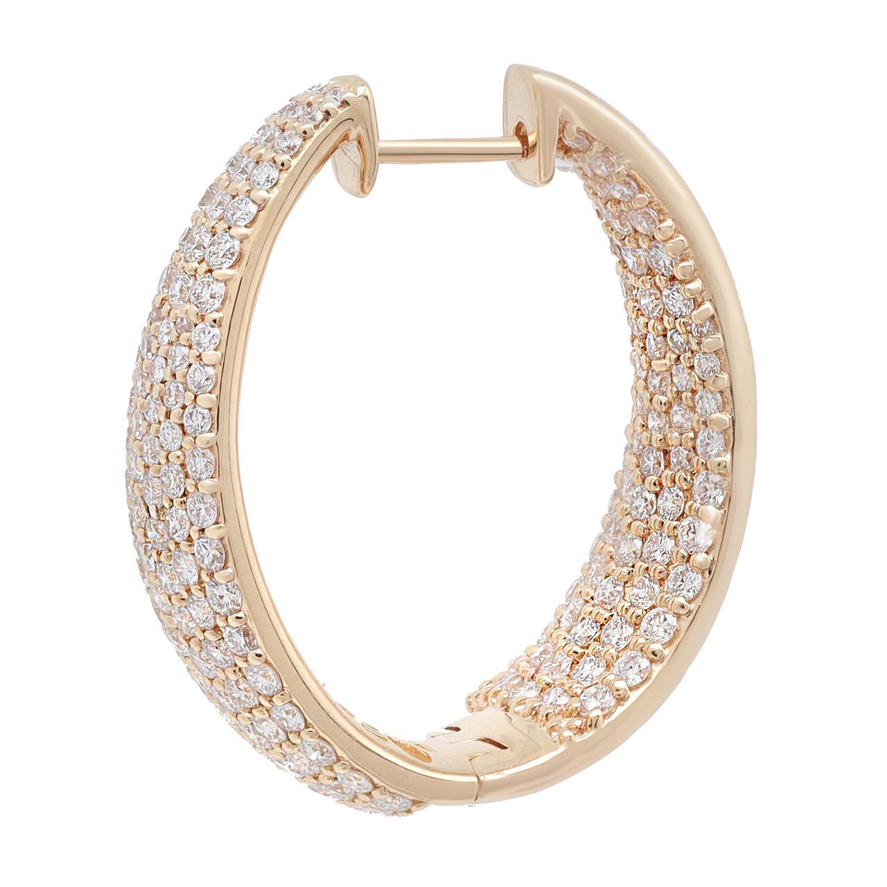 Opulenz und Raffinesse versprühen diese atemberaubenden großen, runden Diamant-Ohrringe aus 18 Karat Gelbgold. Diese Ohrringe strahlen mit ihrem prächtigen Design und den bezaubernden Diamanten eine warme und luxuriöse Ausstrahlung aus. Jeder Reif
