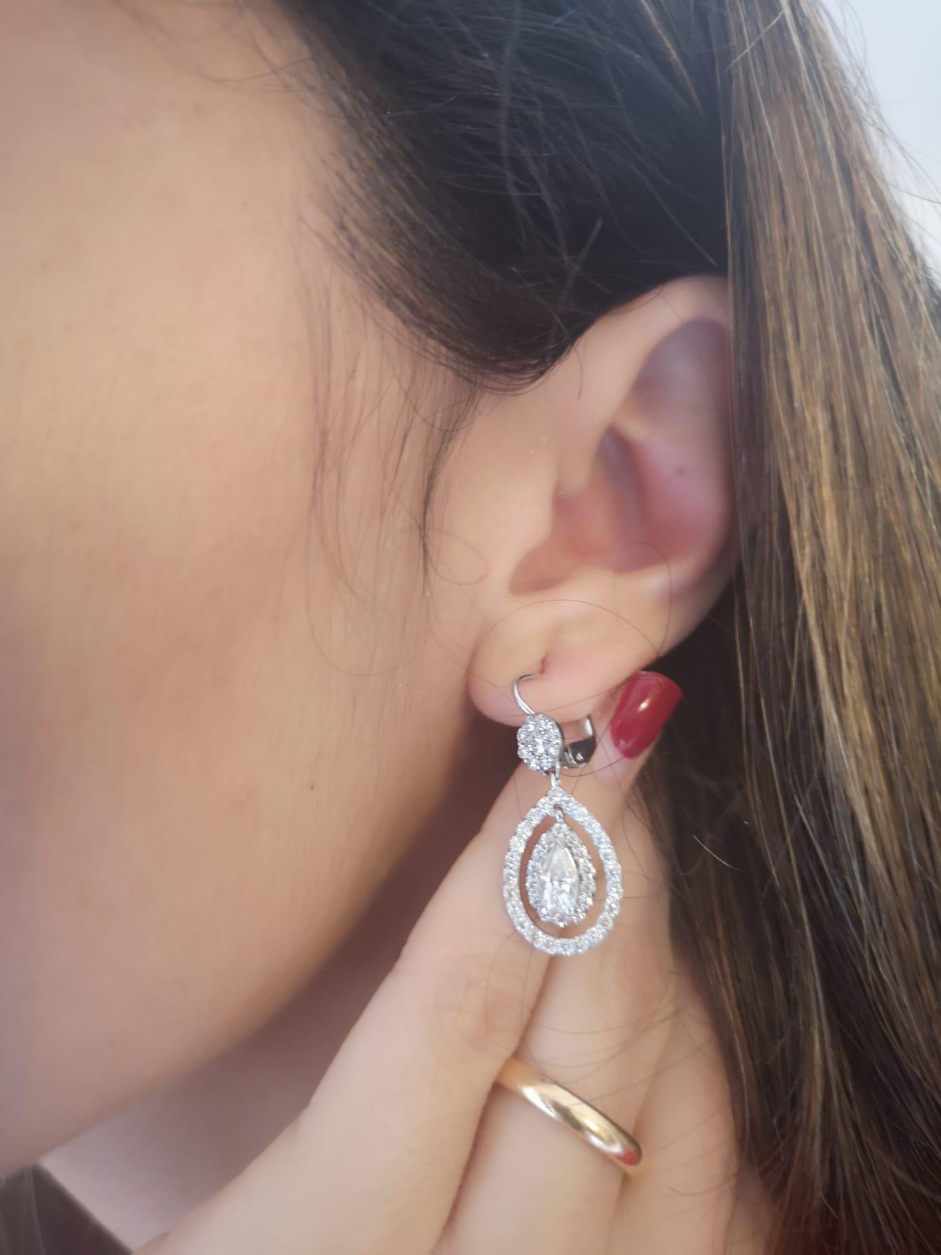 Moderne Boucles d'oreilles pendantes composées de diamants ronds, brillants et taillés en poire de 3,30 carats en vente