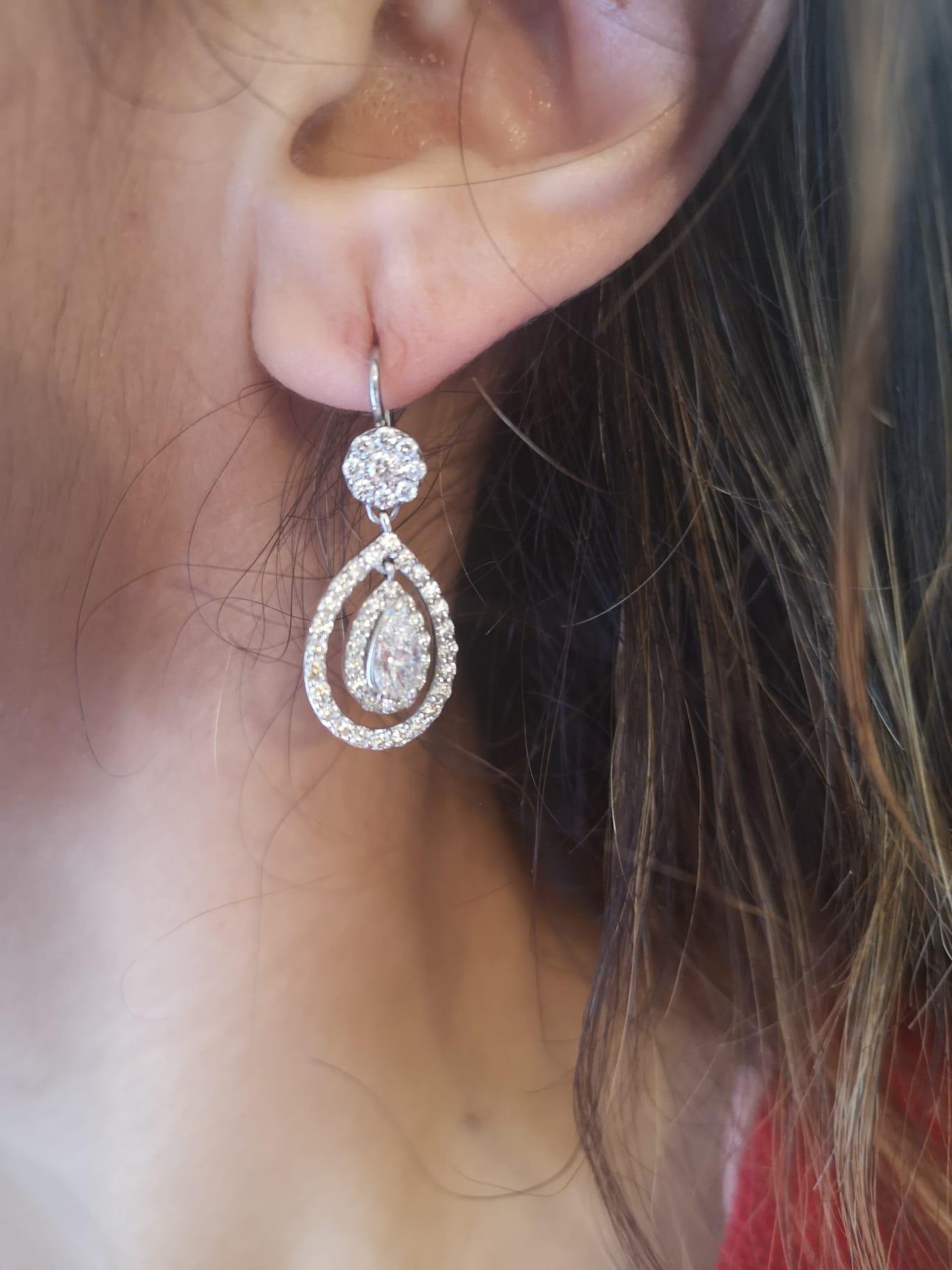 Boucles d'oreilles pendantes composées de diamants ronds, brillants et taillés en poire de 3,30 carats Unisexe en vente