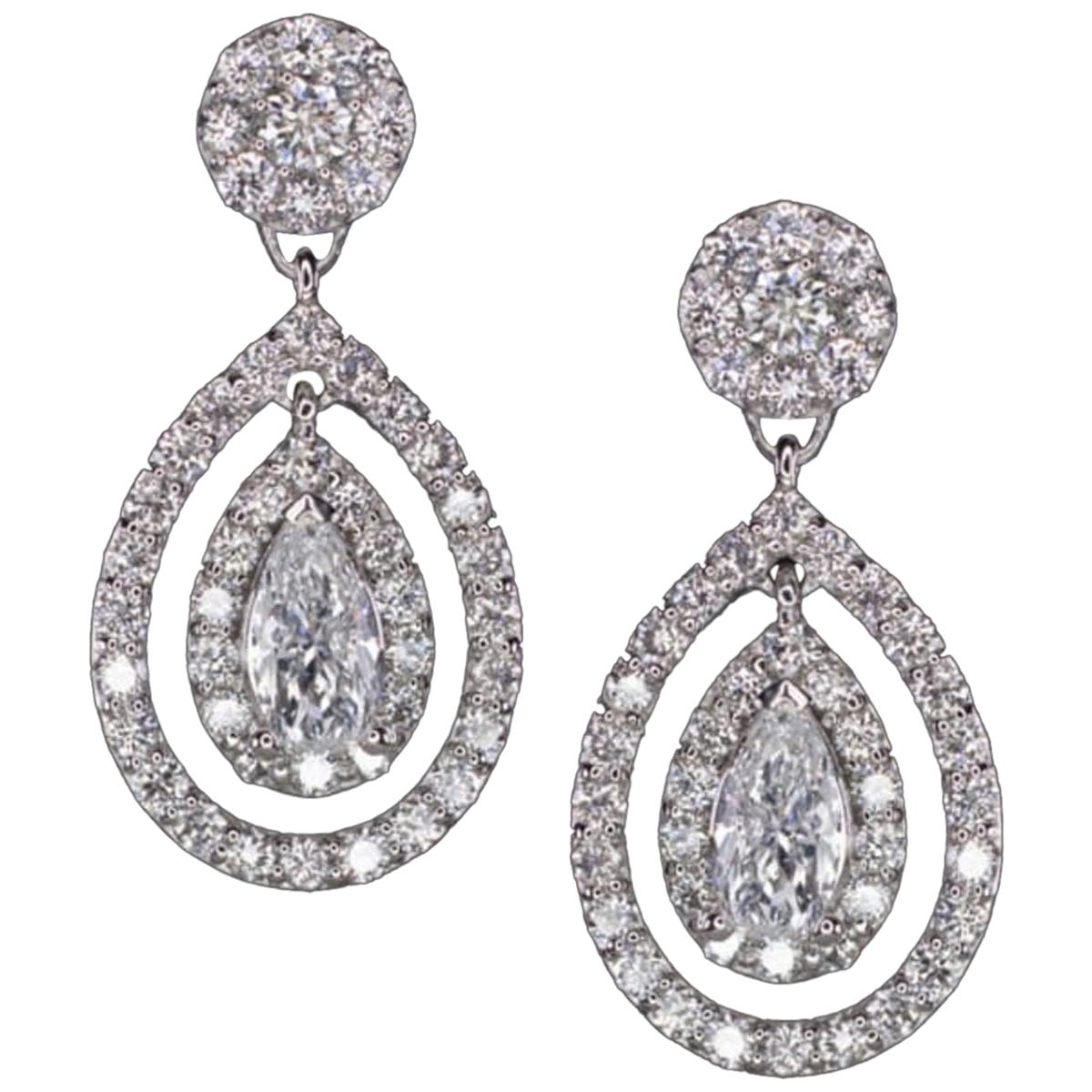 Boucles d'oreilles pendantes composées de diamants ronds, brillants et taillés en poire de 3,30 carats en vente