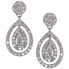 Boucles d'oreilles pendantes composées de diamants ronds, brillants et taillés en poire de 3,30 carats