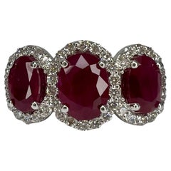 3.30 Carat Ruby Oval Three Stone Halo Ring (Bague Halo à trois pierres)