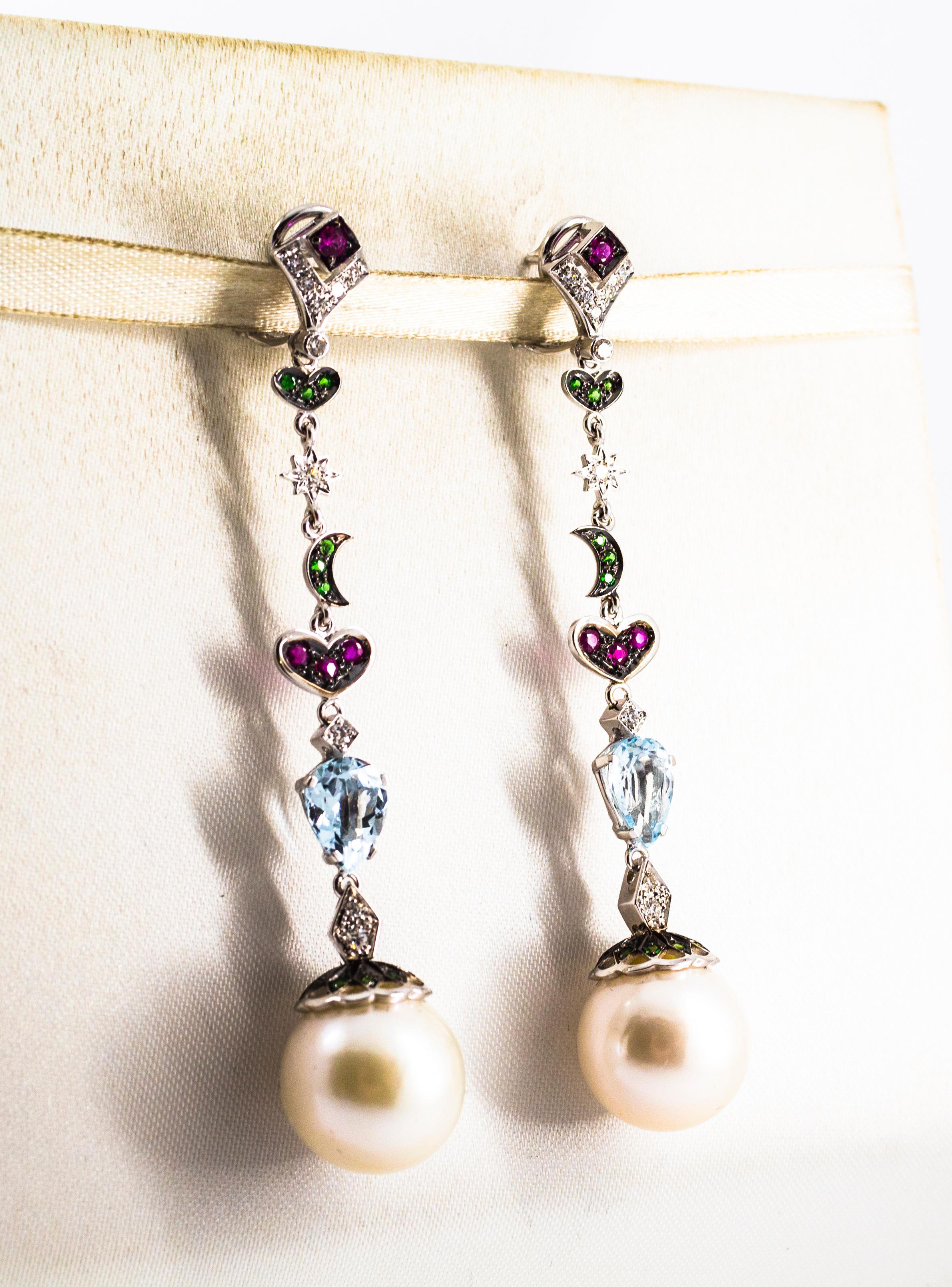 Art nouveau Pendants d'oreilles en or blanc avec diamants blancs de 3,30 carats, émeraudes, rubis, aigues-marines et perles en vente