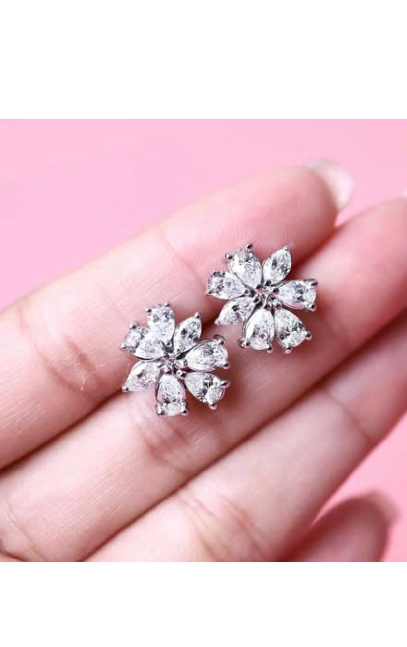 Mixed Cut 3.30 Carats Diamonds 18k Gold Flowers Earrings For Sale
