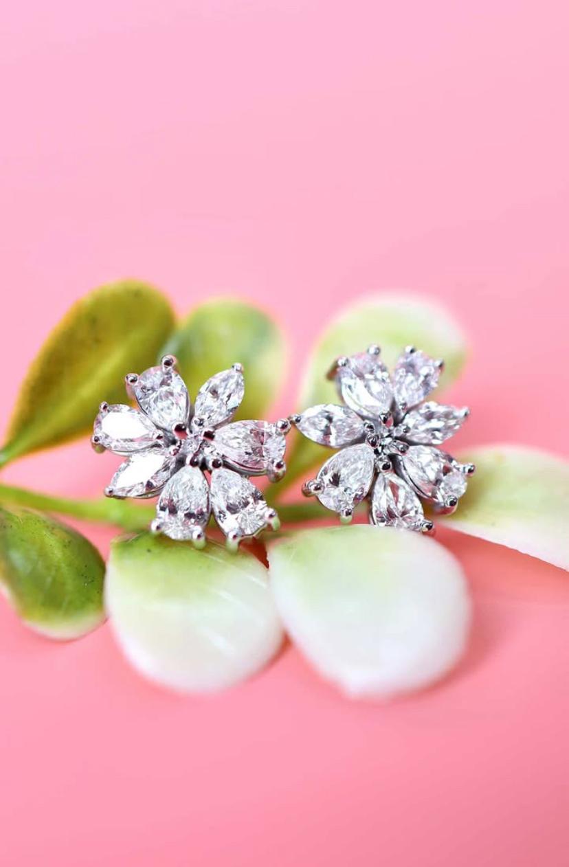 3.30 Carats Diamonds 18k Gold Flowers Earrings In New Condition For Sale In Massafra, IT