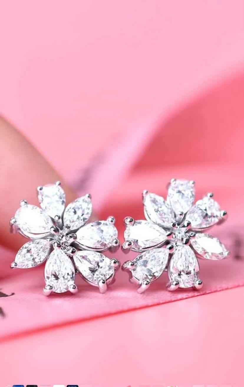 3.30 Carats Diamonds 18k Gold Flowers Earrings For Sale 1