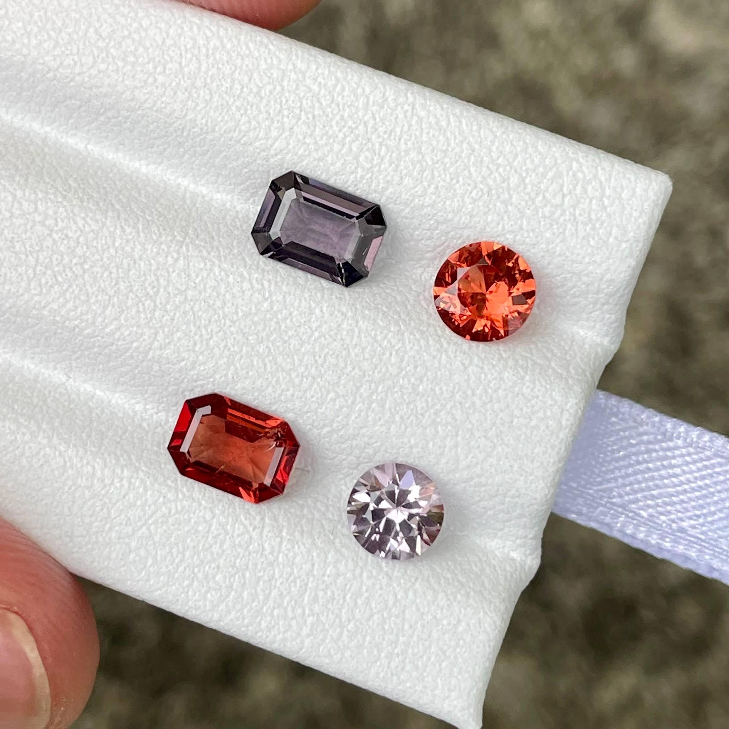 3.30 carati di orecchini con pietra spinale sciolta Set di gemme birmane naturali In condizioni Nuovo in vendita a Bangkok, TH