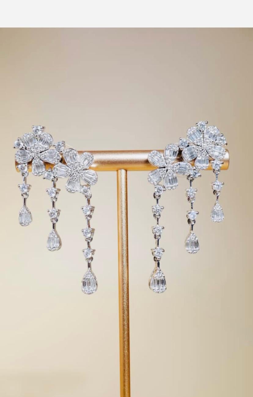 3,30 Karat gemischte Form Diamanten 18k Gold Blumen Ohrringe (Gemischter Schliff) im Angebot