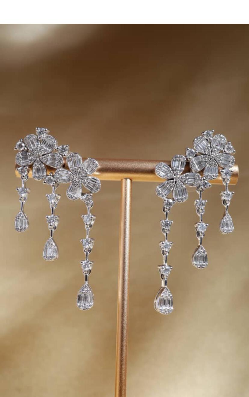 3,30 Karat gemischte Form Diamanten 18k Gold Blumen Ohrringe im Zustand „Neu“ im Angebot in Massafra, IT